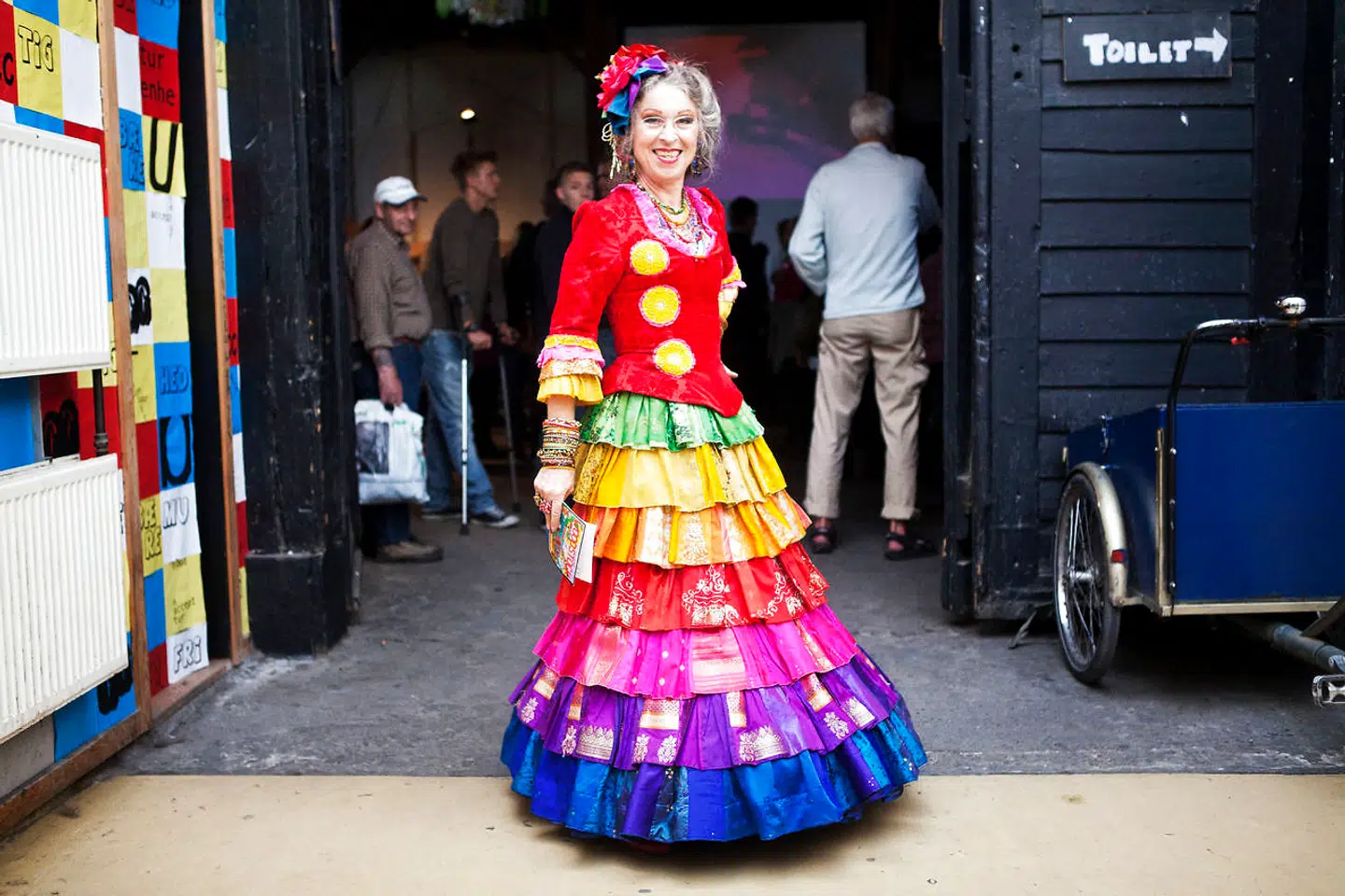 Helllere være en vild, utilpasset original end tro, tæmmet kopi, mener Anne Marie Helger om Christiania. Her står skuespillerinden i fristaden.