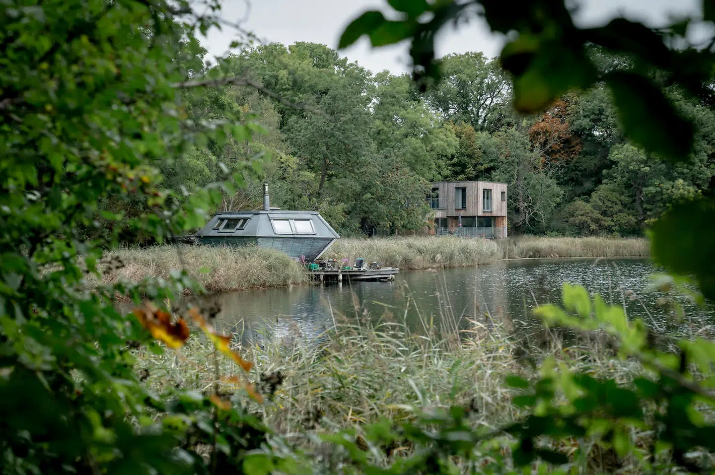 Prismet i forgrunden er et stykke vaskeægte christiania-arkitektur, mens den friserede villa i baggrunden lige så godt kunne ligge ved en sø i Holte. Sic transit gloria mundi.