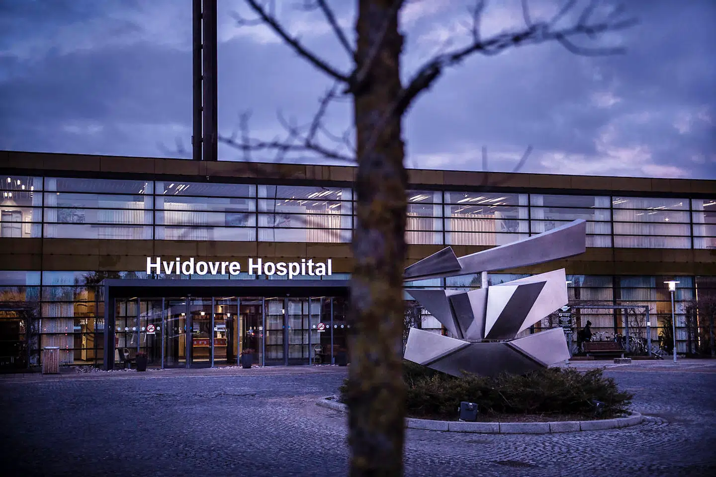 Det nye byggeri ved Hvidovre Hospital, som er akuthospital for en stor andel af borgerne i Københavns Kommune samt på Vestegnen, bliver på i alt 43.000 kvadratmeter, og når det står klart, kommer hospitalet til at få en ny hovedindgang.