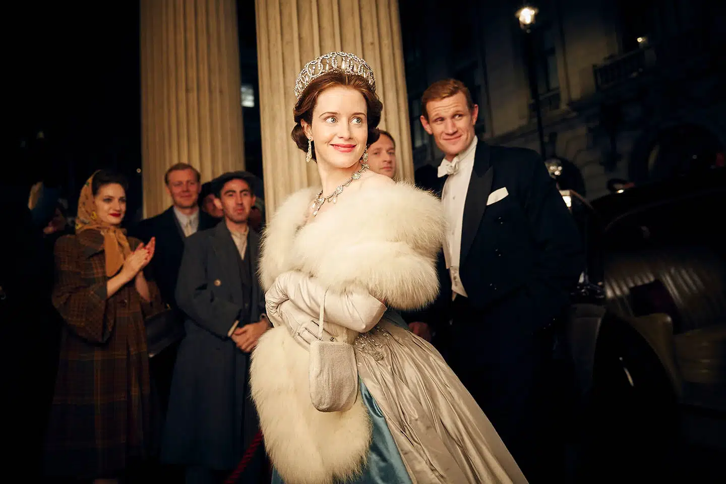 Claire Foy i rollen som den unge dronning Elizabeth og Matt Smith som den unge prins Philip i dramaserien »The Crown«. De to spillede rollerne i de to første sæsoner af serien, der er planlagt til at vare i alt seks sæsoner.