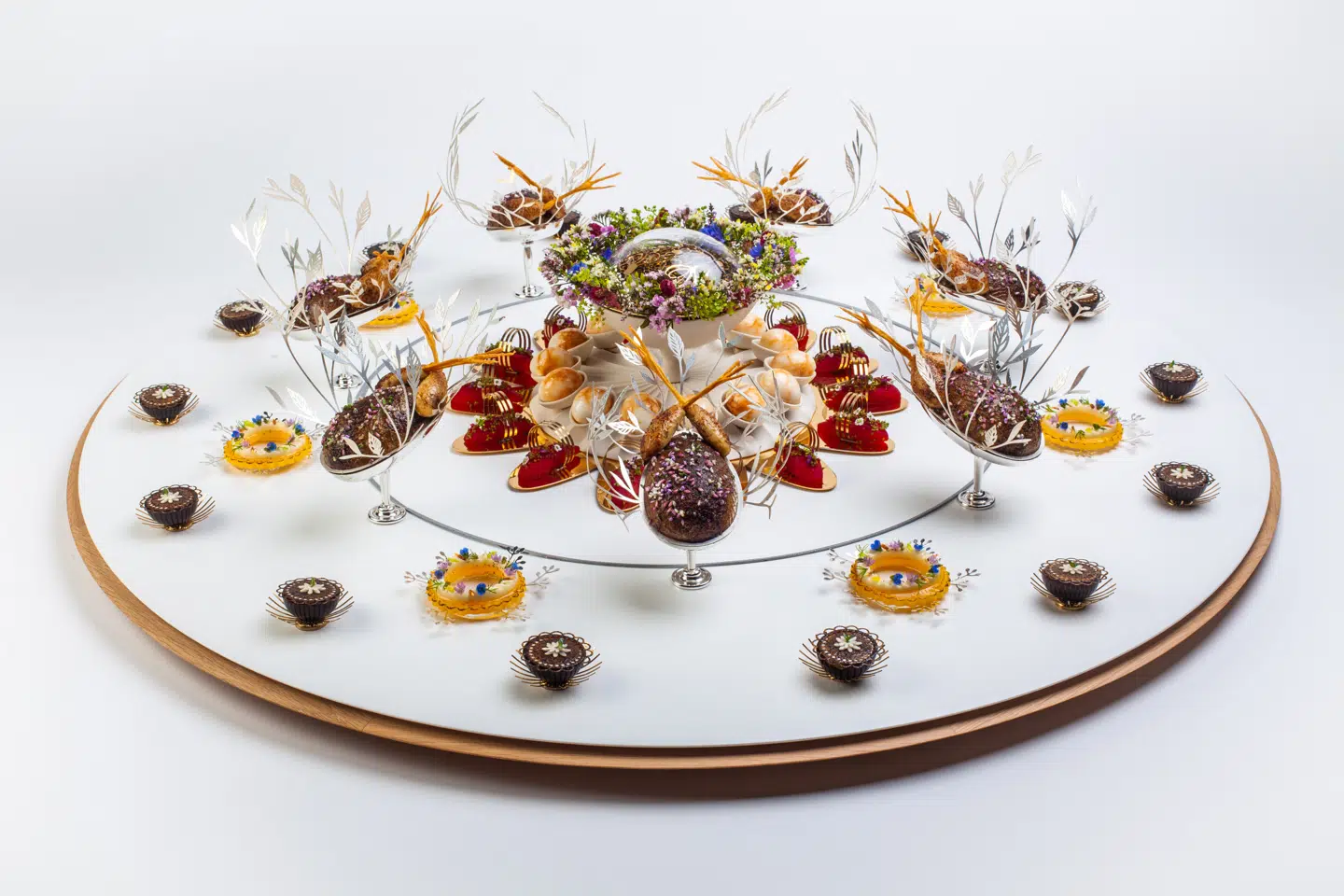 Anden servering ved Bocuse d’Or er altid en fadservering. Her Ronni Mortensens vagtler fra Bocuse Europe i fjor.