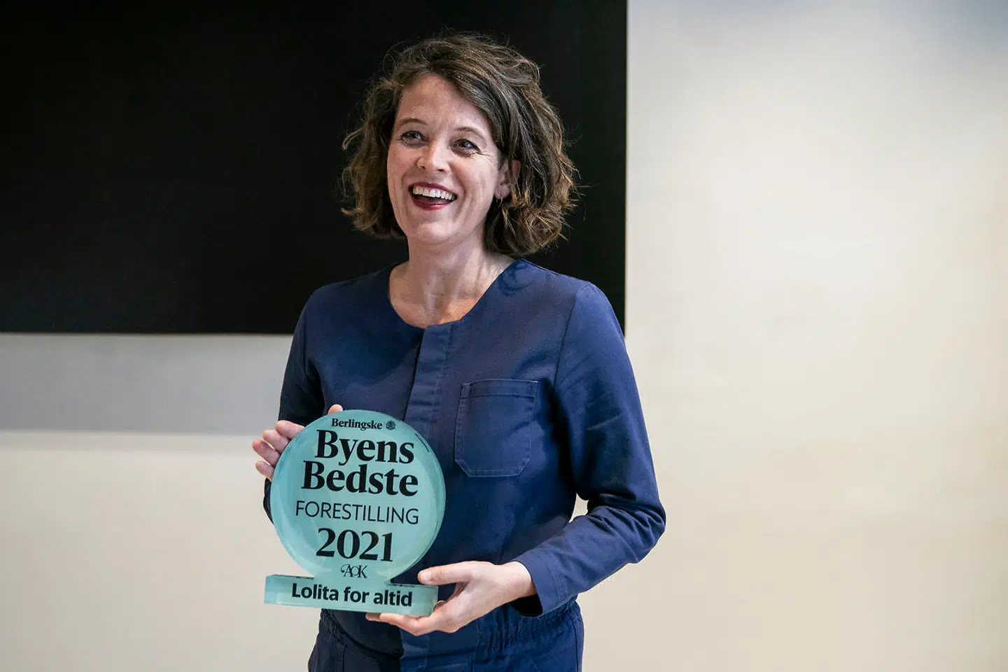 Chefdramaturg og kurator Rikke Hedeager modtager prisen for Byens Bedste Forestiling på vegne af »Lolita for altid«.
