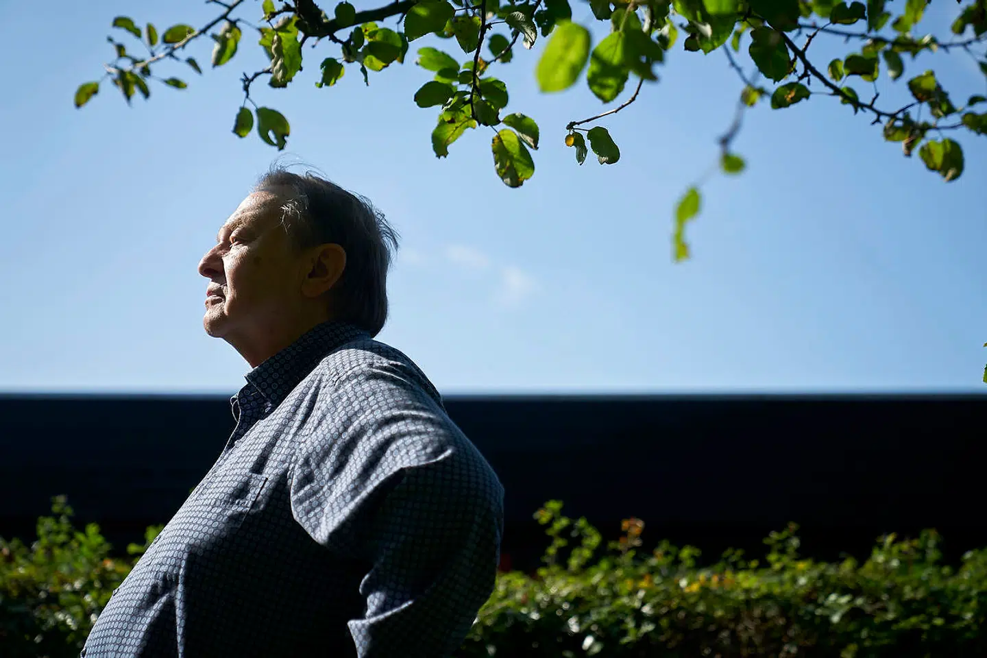 »Der, hvor det bliver til en sygdom, er når alkoholforbruget udvikler sig til afhængighed, som det sker for nogle. Så er det, at tankerne kredser om alkohol,« skriver Niels Glavind