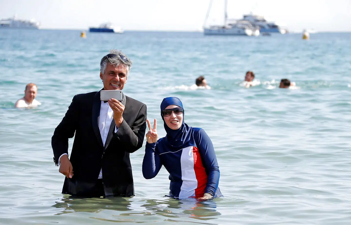 Den algeriske rigmand Rachid Nekkaz har betalt hundredvis af bøder på vegne af kvinder, der bevidst overtræder forbud mod at bære burka, eller som her – på en strand i Cannes – burkinis.