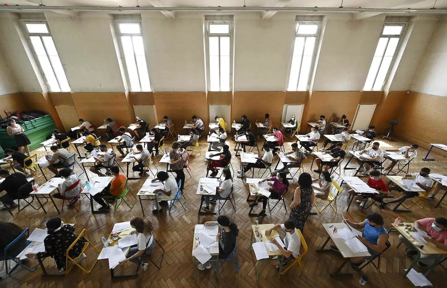 Skriftlig eksamen på et gymnasium i Strasbourg. De muslimske piger klarer sig markant bedre, efter at de har fået forbud mod at bære slør i skolen.
