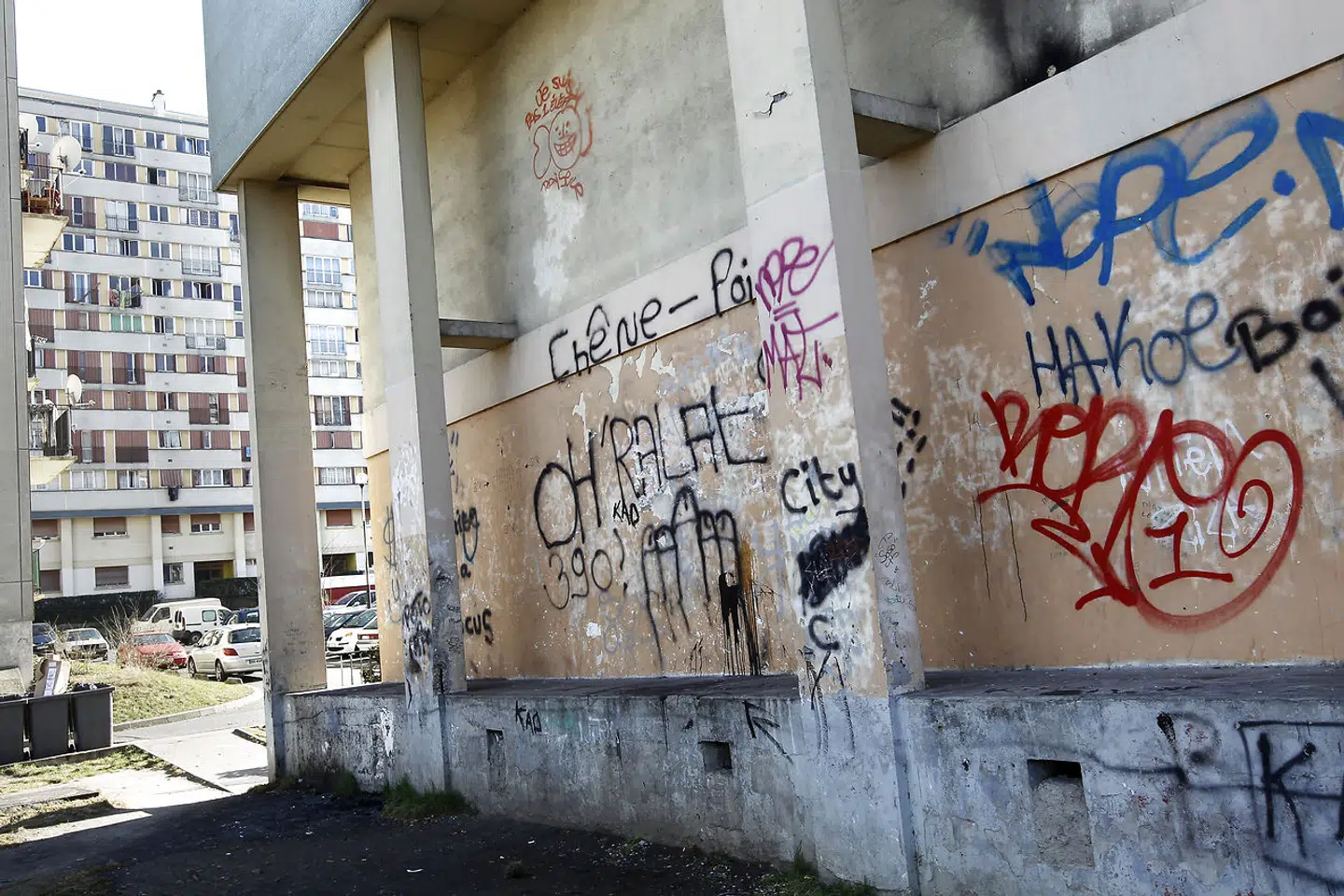 Flere ressourcer til skoler i socialt belastede områder, som her i Clichy-sous-Bois nær Paris, har bidraget til generelt løftet de muslimske elevers præstationer. Men det forklarer ikke den særlig store fremgang blandt muslimske piger.