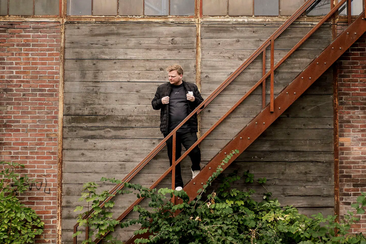 For nylig købte Rasmus Munk en lejlighed ved Havneholmen efter at have boet på Amager. »Men jeg har hørt, at der om nogle år kan komme nogle lejligheder på Refshaleøen. Så det er klart, at hvis jeg har råd, og restauranten stadig ligger her, og alt flasker sig, så vil jeg gerne herud og bo.«