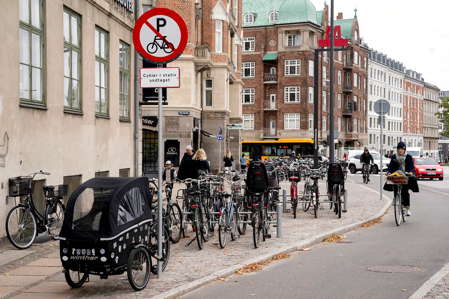 Københavns Kommune vil med det nye skilt undgå, at cykler blokerer fortovet.