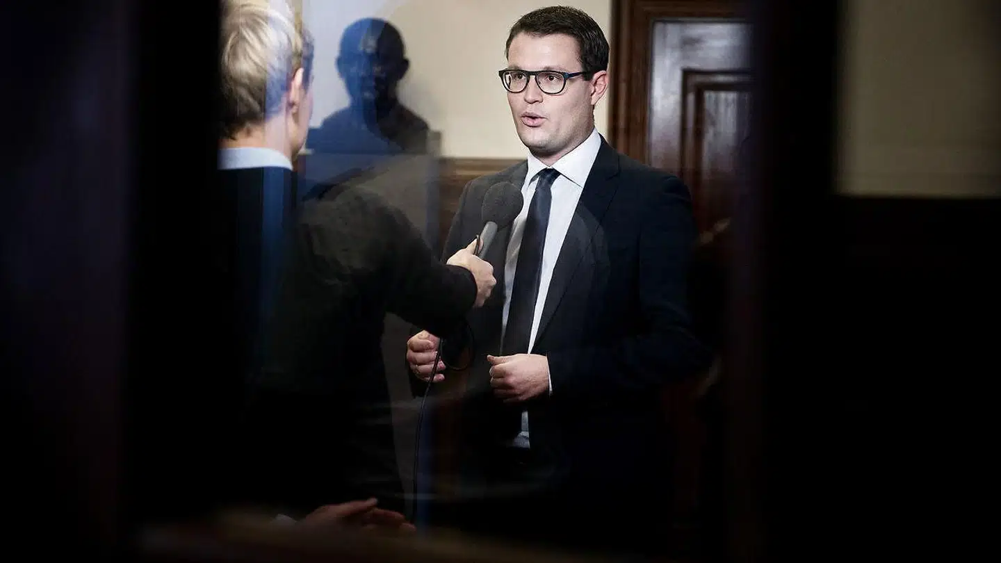 »Det er helt almindelig praksis, at en minister optræder til arrangementer, hvor de optræder som et partimedlem. Jeg må bare spørge Niels Flemming Hansen om, at Konservative nu vil skrive under på, at de tidligere har haft ministre, hvor at de ikke er optrådt som partimedlemmer til arrangementer,« siger Christian Rabjerg Madsen.