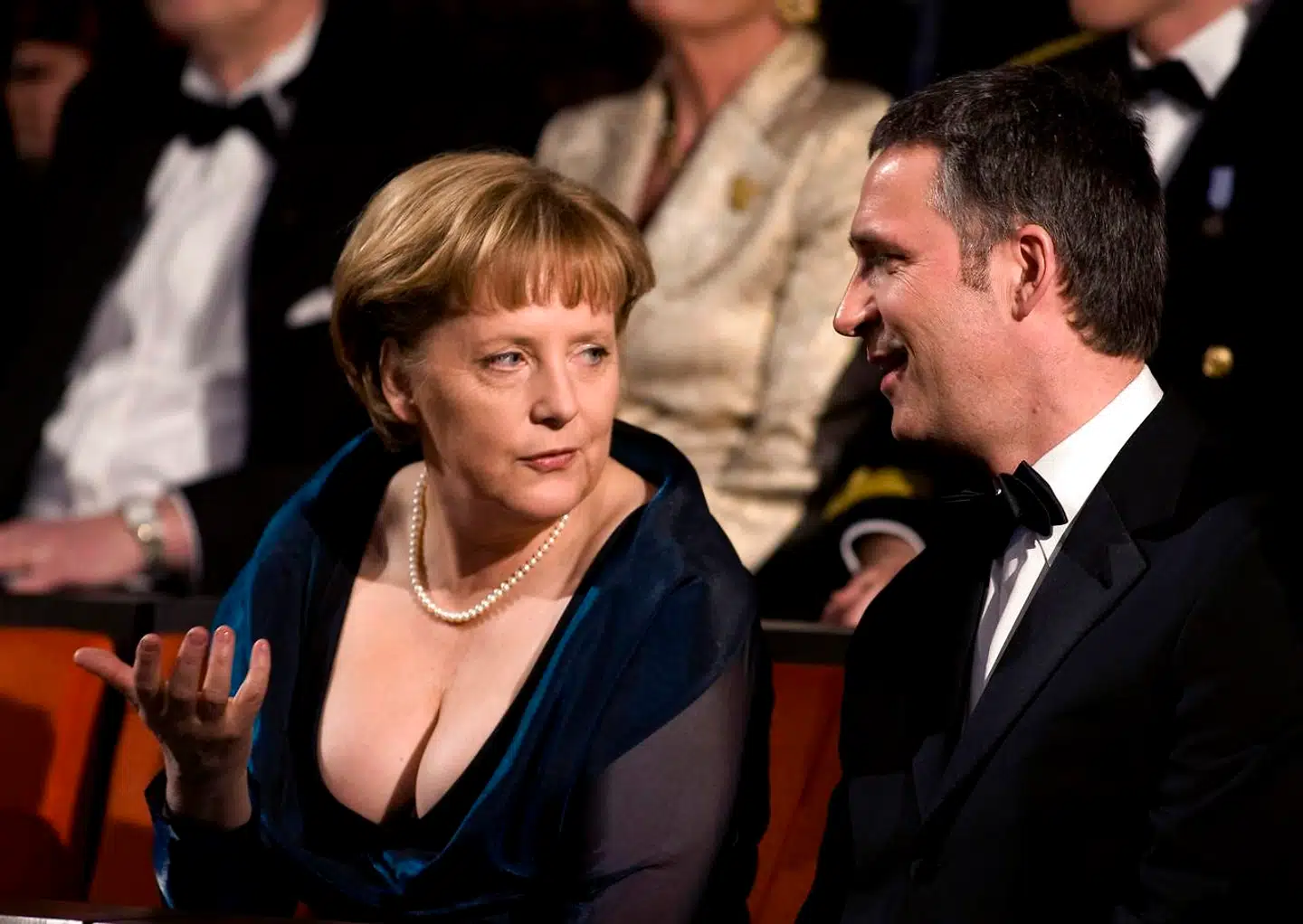Angela Merkel er blevet kendt på altid at klæde sig på samme diskrete måde. Enkelte gange har hun afveget fra reglen som her i 2008 ved indvielsen af operahuset i Norge, hvor hun var daværende statsminister Jens Stoltenbergs gæst. Efterfølgende blev Merkels tøjvalg for en enkelt gangs skyld et stort samtalemne i flere medier.