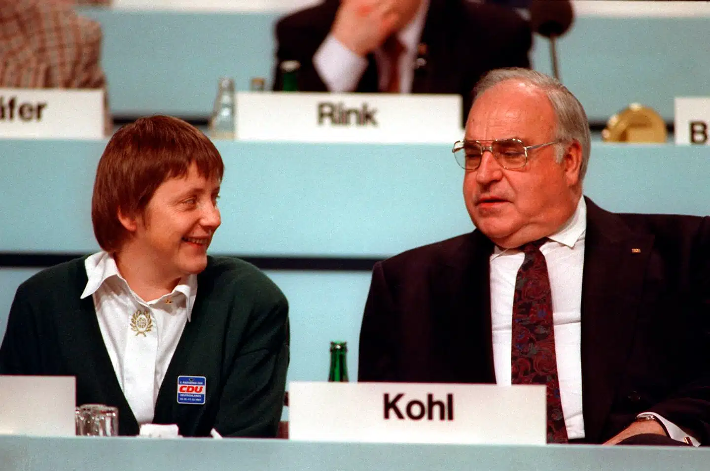 Sådan så Angela Merkel ud, da hun i 1991 kort efter Murens fald fik en plads i Helmut Kohls regering for det genforenede Tyskland. Nogle politiske konkurrenter mente, at hun kun blev hentet frem, fordi hun var østtysker, og kaldte hende »Kohls pige«.