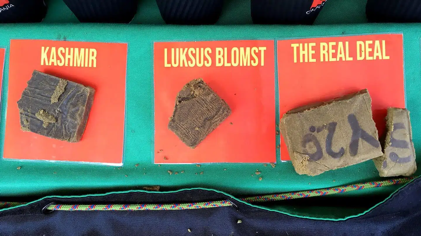 Klumper af hash, hash og mere hash i en bod på Pusherstreet på Christiania. Arkivfoto.