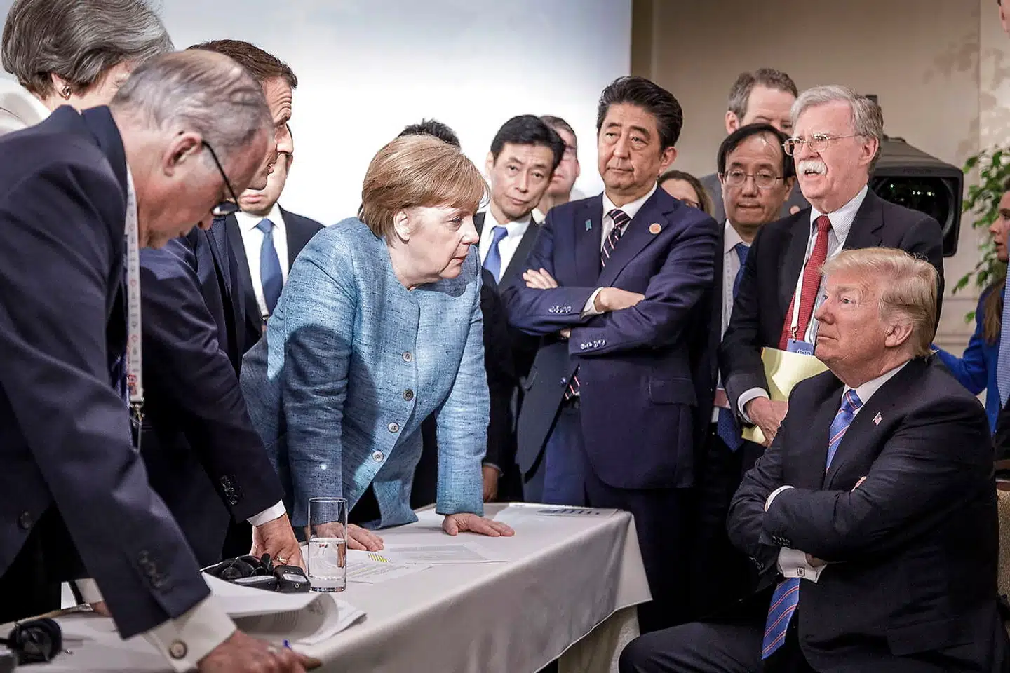 Merkel i rollen som »fornuftens stemme« over for en afvisende og trodsig Donald Trump ved G7-topmødet i Canada i juni 2018.