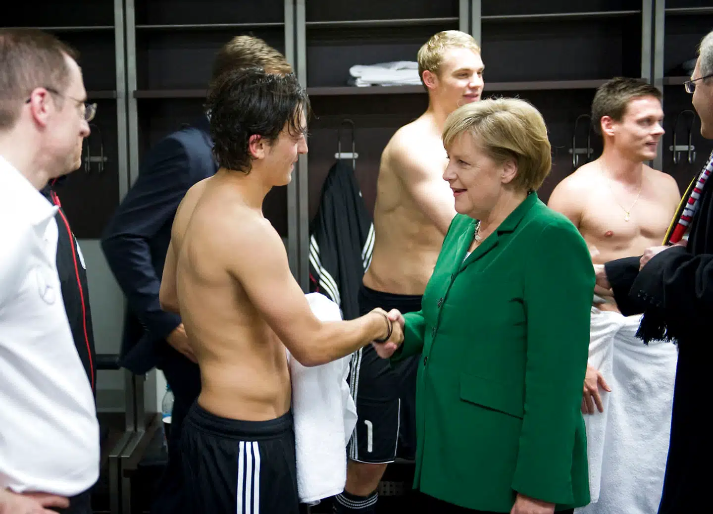 Merkel har flere tyske fodboldtrænere blandt sine nære bekendte. Her hilser hun på det tyske herrelandshold i fodbold i omklædningsrummet efter en kamp.