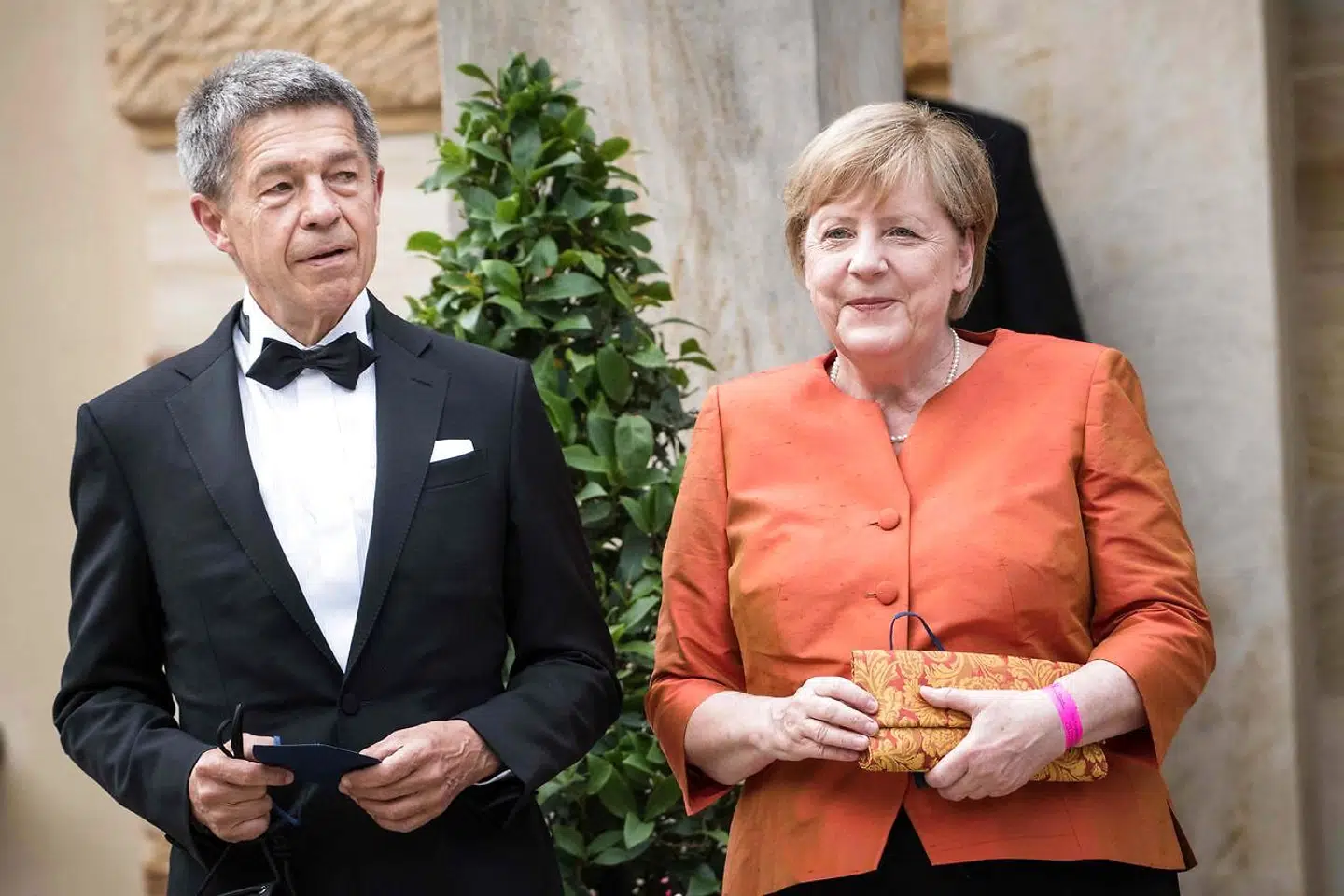 En garanteret deltagelse i den årlige Bayreuth-festival er en af de få fordele ved kanslerstillingen, som Merkel med glæde har taget imod. Det er samtidig en af de få lejligheder, hvor Merkels mand, Joachim Sauer, viser sig offentligt.