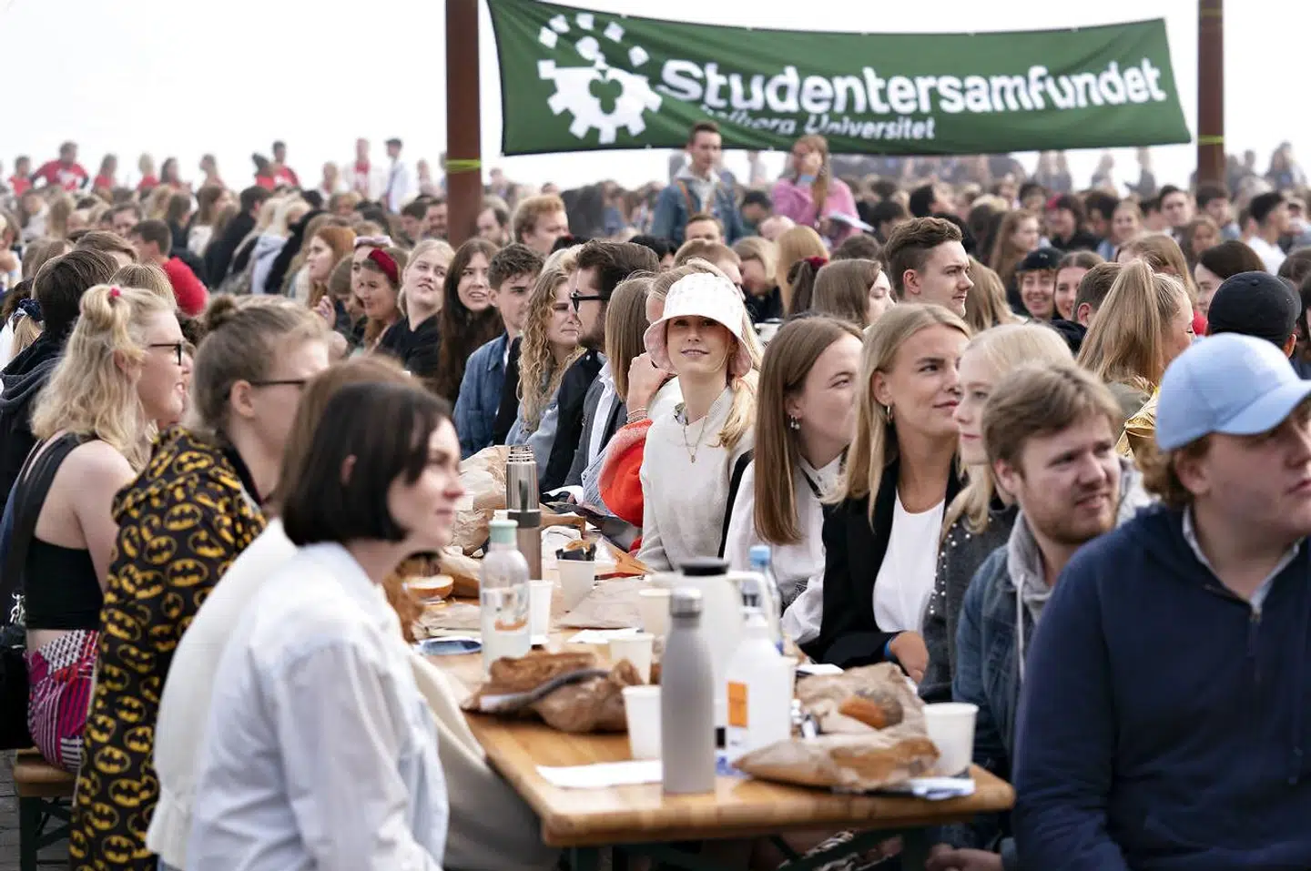 »Og hvad så med fremtiden? Hvordan forestiller vi os, at skrøbelige unge mennesker som mig selv skal kunne klare de kriser, vi står over for? Hvad skal der ikke blive af vores samfund, når det eneste vi har lært er, at det aldrig er vores egen skyld, at vi har det hårdt? Vi er nødt til at gøre op med barnepigestaten og lade flere mennesker tage ansvar for sig selv,« skriver Cille Hald Egholm.