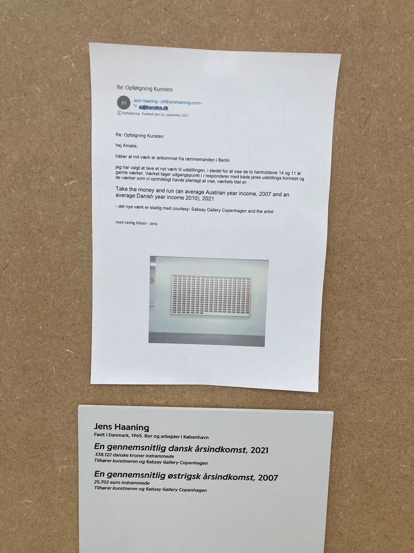 I en mail til museet advarede kunstneren Jens Haaning om, at han ville sende et andet værk, end det, der var bestilt. Han afslører dog ikke, hvad værket går ud på, udover at det passer ind i udstillingen. Igen er dette et billede fotograferet med telefon.