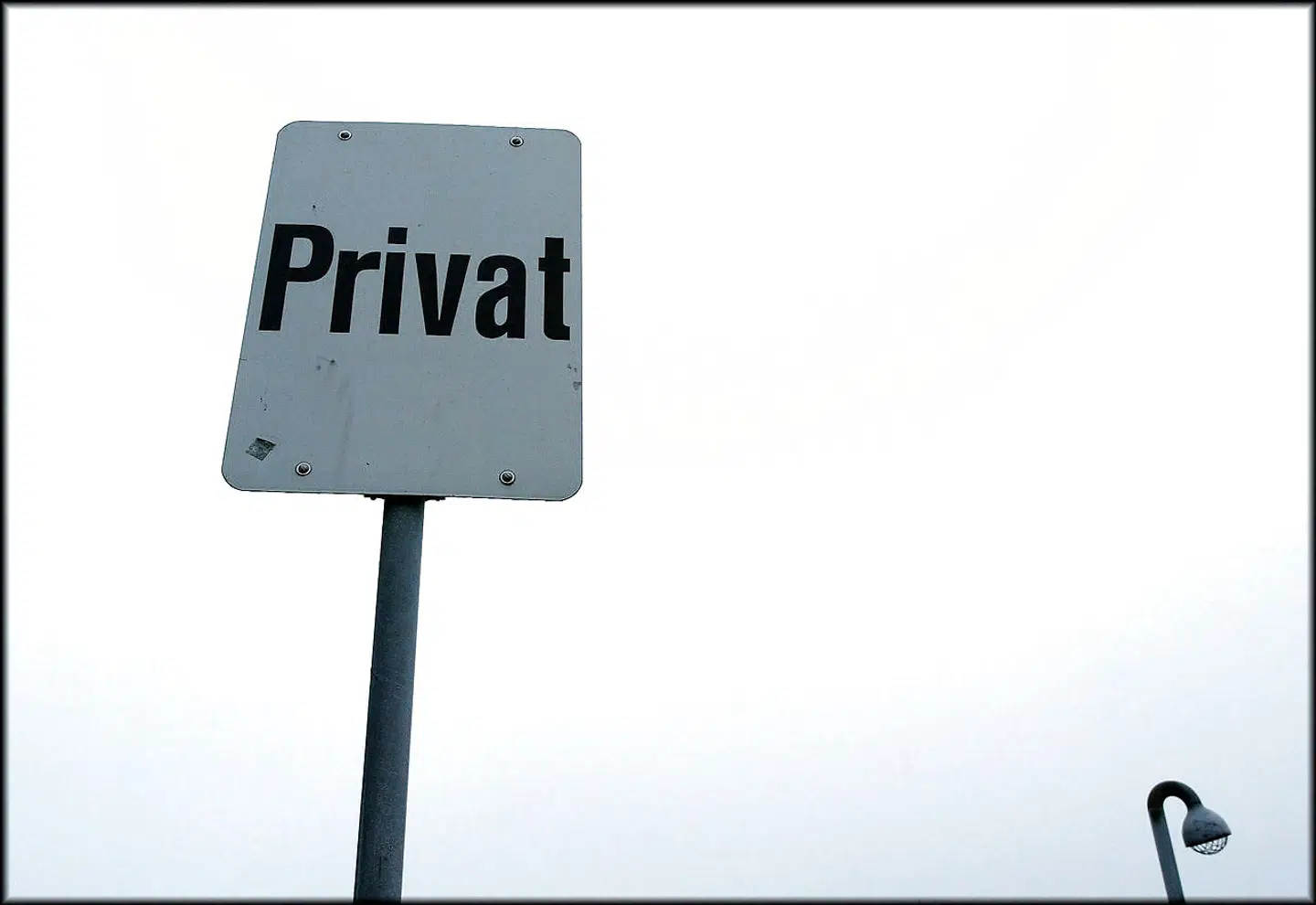 Et skræmmeskilt kan informere om noget, der er korrekt. Eksempelvis »privat« vej. Skiltet kan dog være ulovligt, hvis det giver andre borgere et indtryk af, at de ikke må færdes på vejen, selvom de reelt har lov til dette.