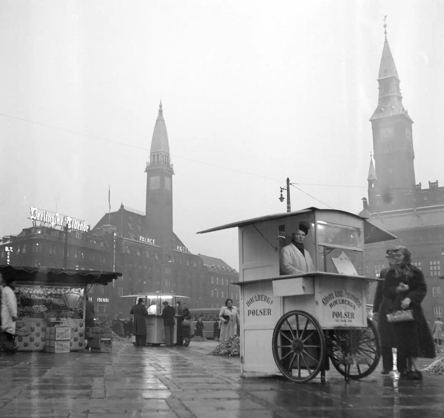 Rådhuspladsen har været hjemsted for pølsevognen i 100 år.