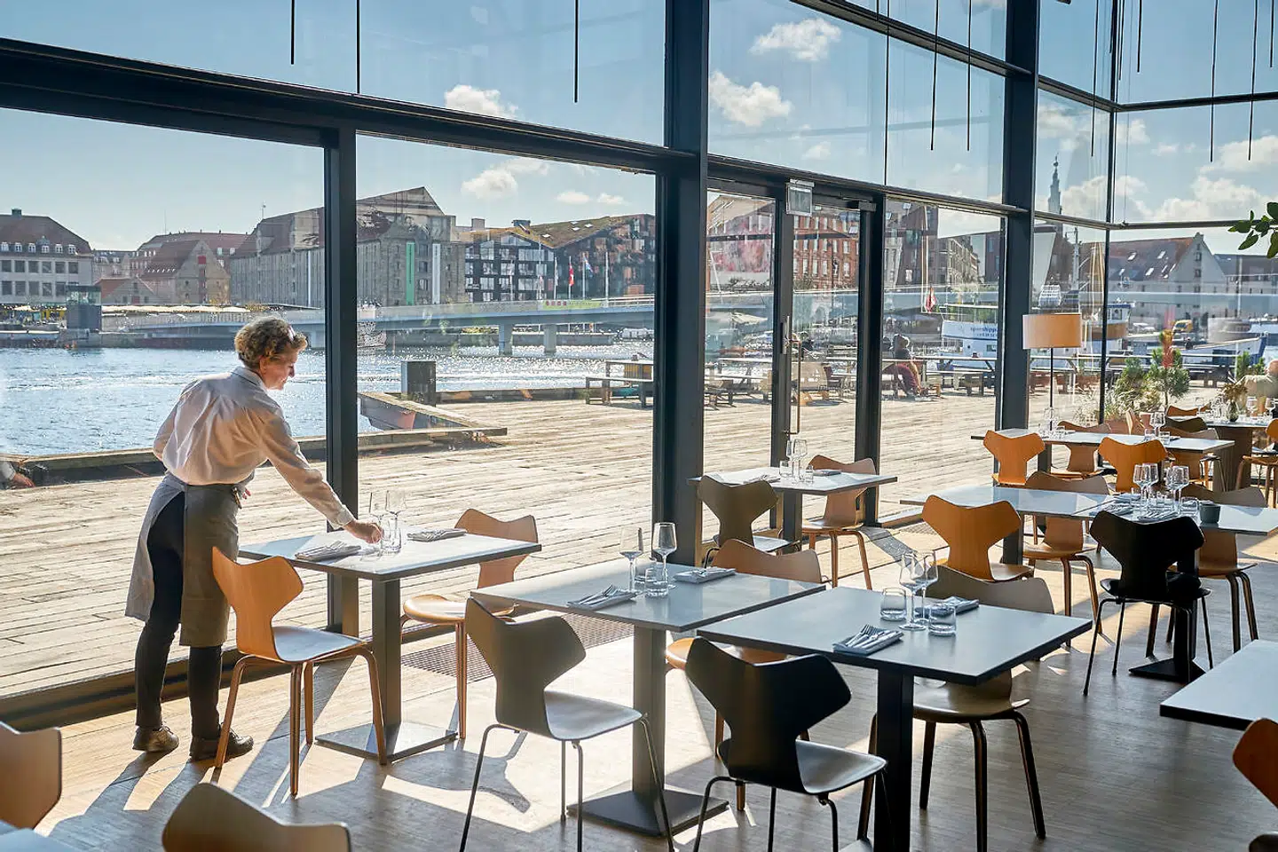 Smørrebrødskongen Adam Aamann har overtaget forpagtningen af restauranten i Skuespilhusets stueetage. Den har fået navnet Aamanns Replik.