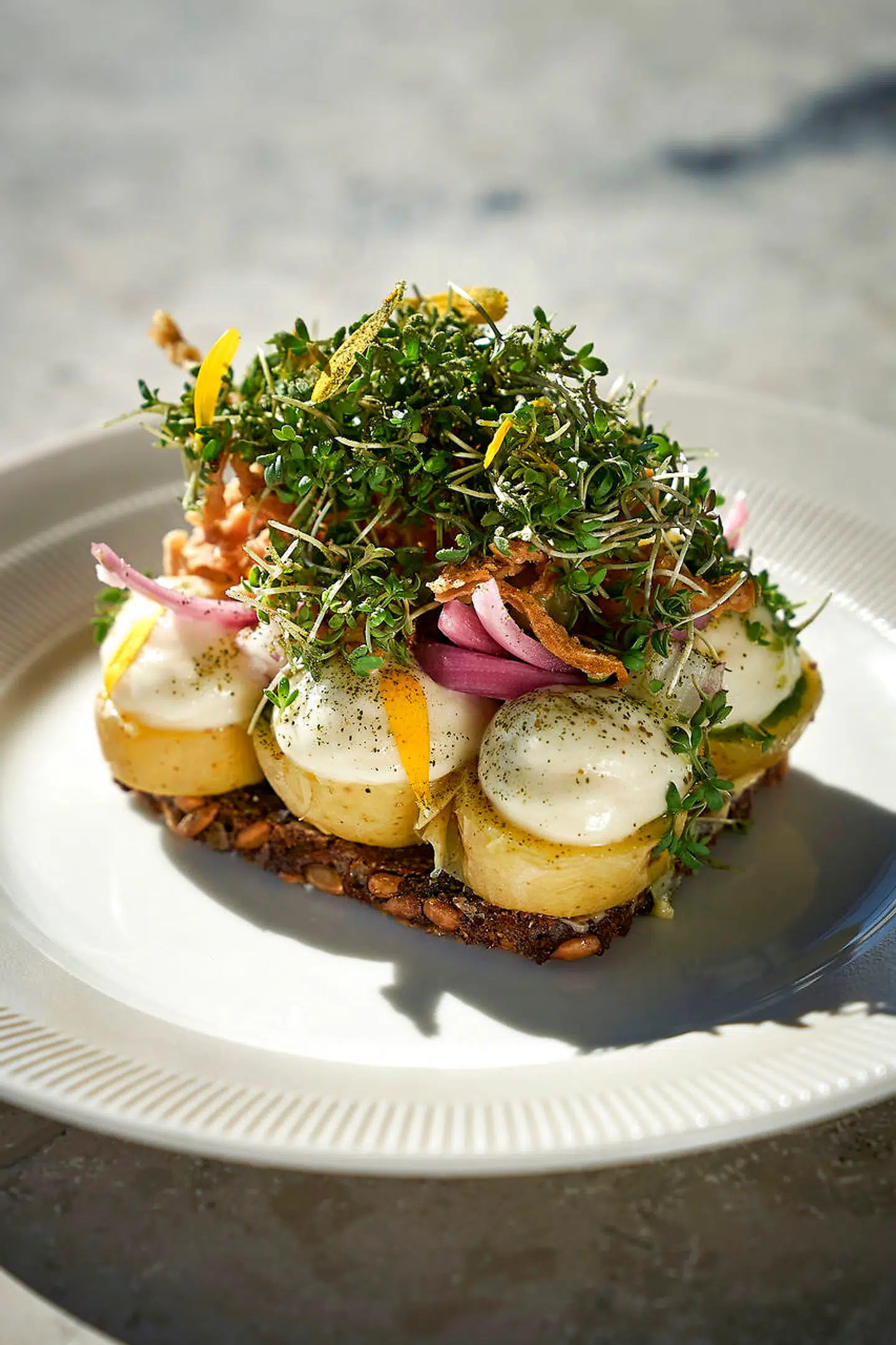 Små kartofler med syltede løg.