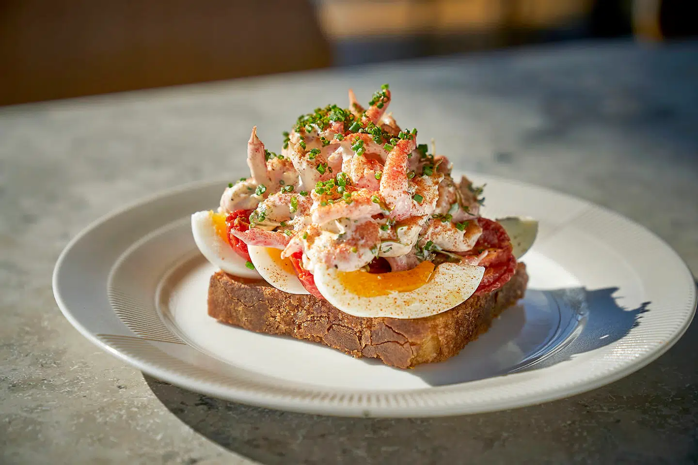 Håndpillede rejer med bagte tomater og flødeost.