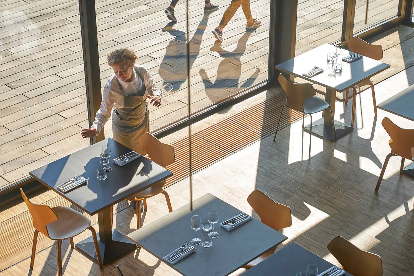 Restaurantens gæster har direkte kig til det myldrende leben i havnen lige ved indløbet til Nyhavn.