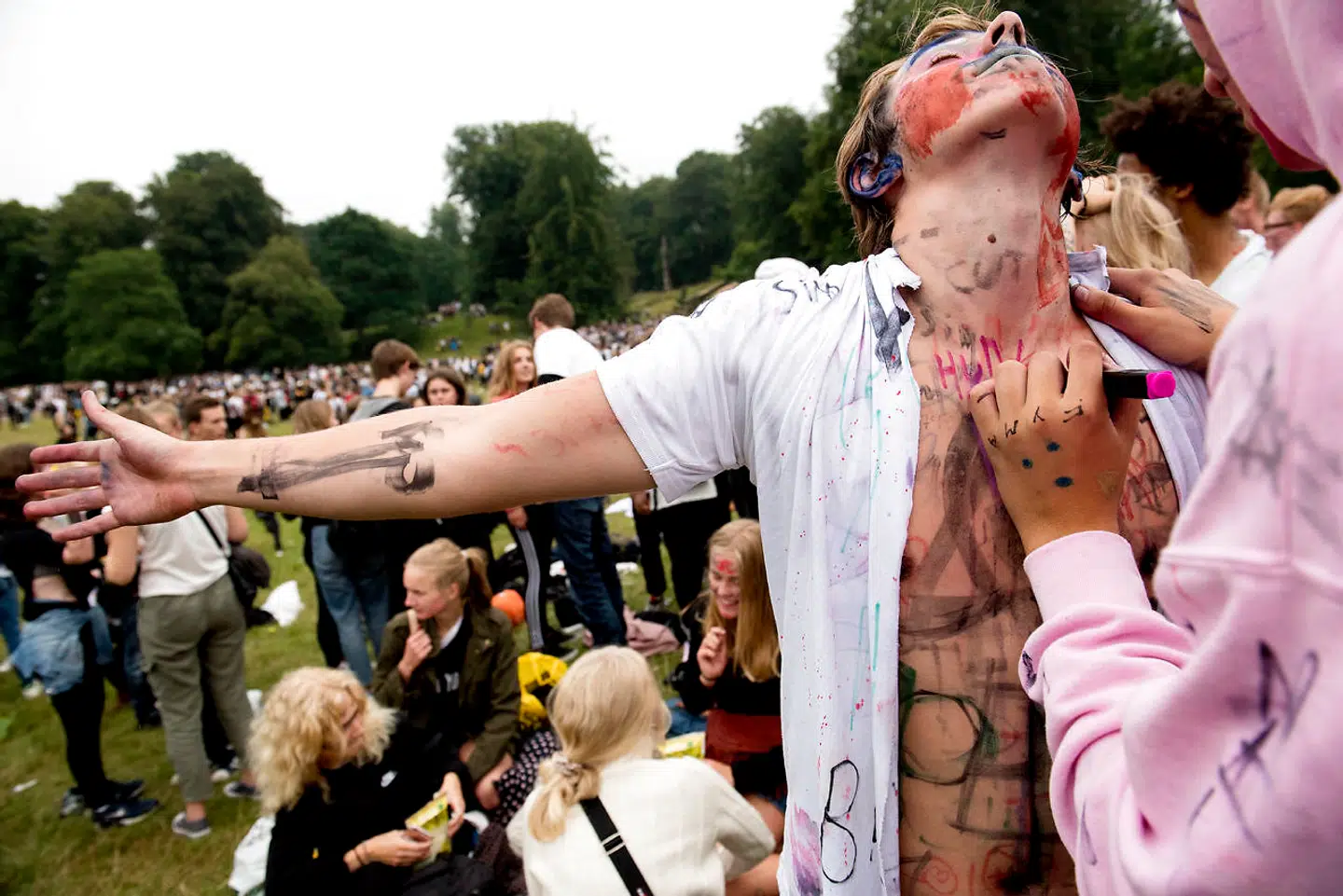 »Danske unge drikker både rigtig meget alkohol, og de begynder tidligt, og det er med til at skabe den alkoholkultur, hvor fuldskaben snarere end morskaben er drivkraften,« skriver Morten Grønbæk og Janne Tolstrup.