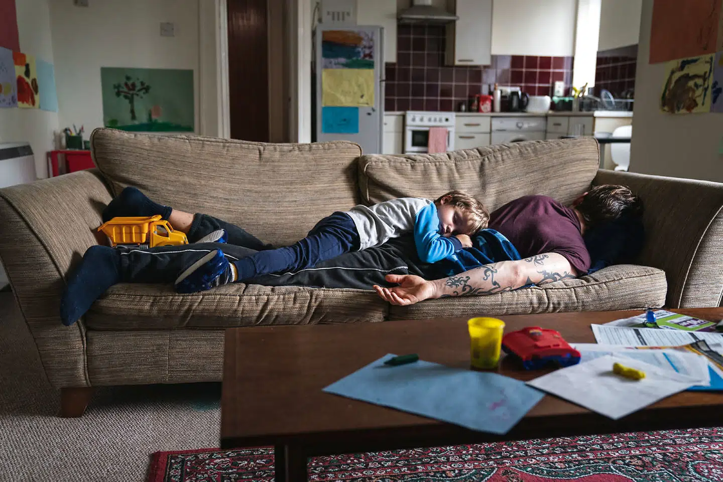 Johns ulykke sidder i hans blik, når han kigger på sin søn, og den sidder i den lille drengs rørende omsorg, når han lægger et tæppe over faderen, der sover på sofaen, mens børne-tv kører som erstatningsforælder i baggrunden.