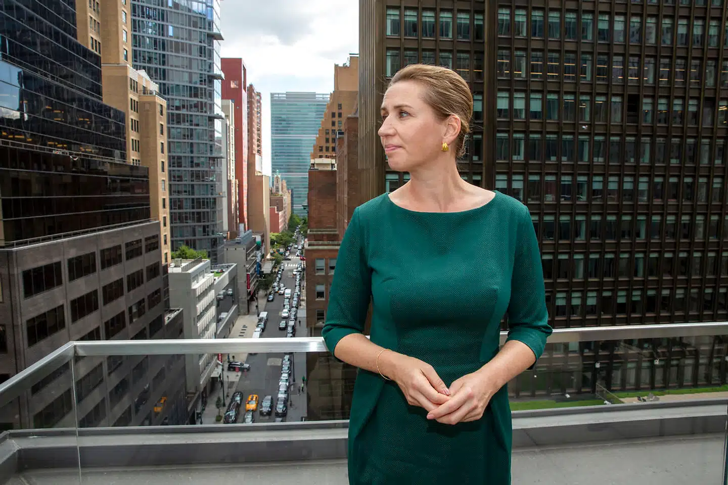 Mette Frederiksen på terrassen i Danmarks konsulat i New York. I baggrunden ses FNs hovedkvarter.