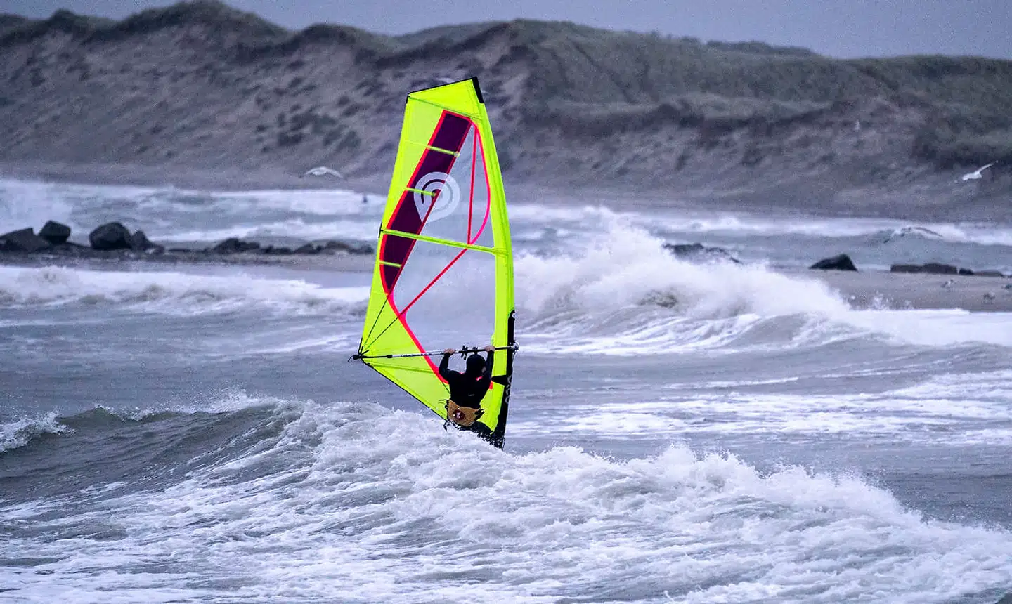 Arkivfoto. Mens vejret skaber problemer i nogle dele af samfundet, så er vindstød af stormstyrke godt nyt for surfere.