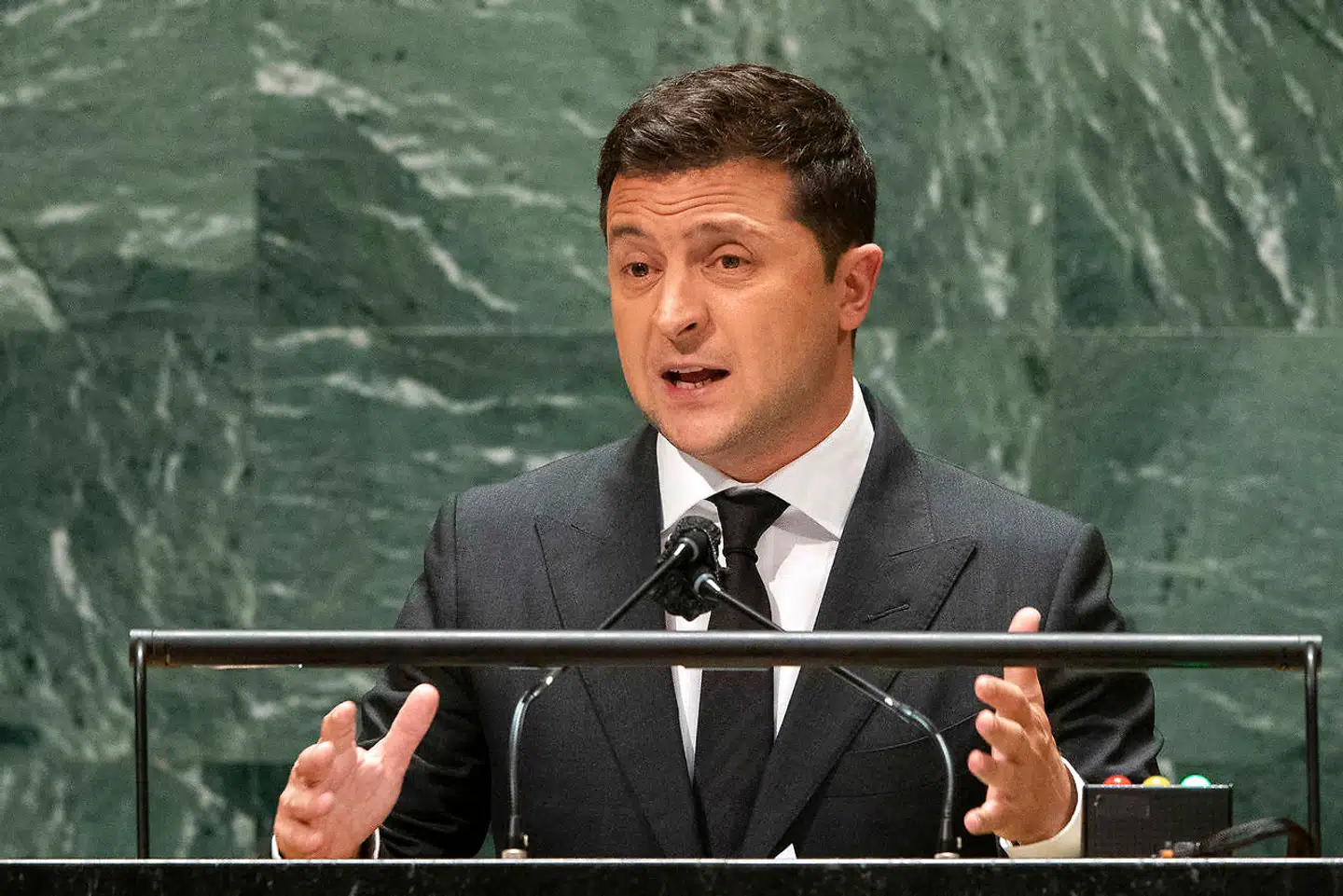 Den ukrainske præsident, Volodymyr Selenskyj, er både komiker, skuespiller og jurist. Her holder han tale ved FNs 76. generalforsamling i New York onsdag.