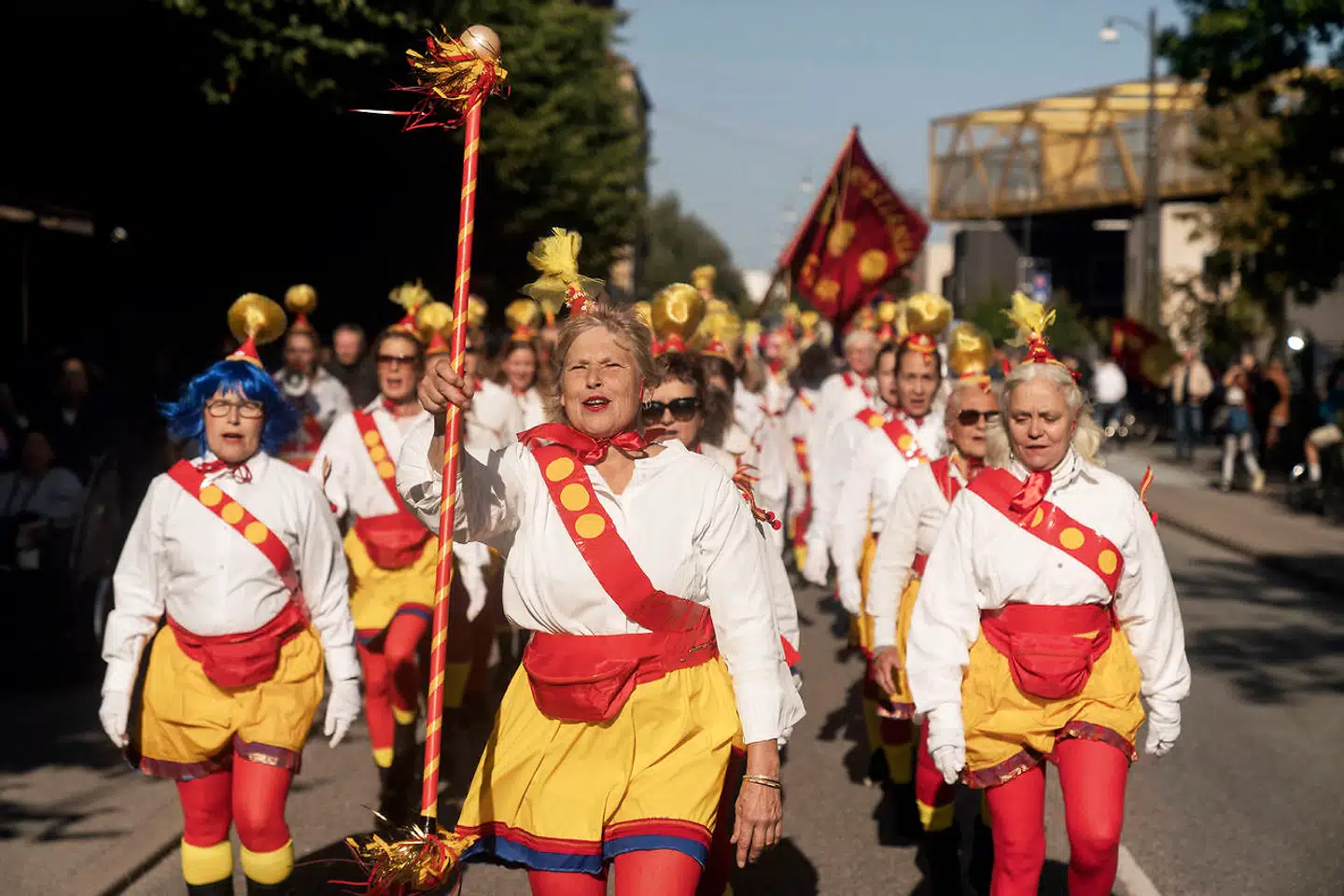 På søndag har fristaden eksisteret i 50 år. Det blev fejret med en parade gennem byen. Forrest går Helene Skov, der sammen med kvinderne og mændene i uniformer bag hende synger: »Tjener, vi vil have mere øl«.
