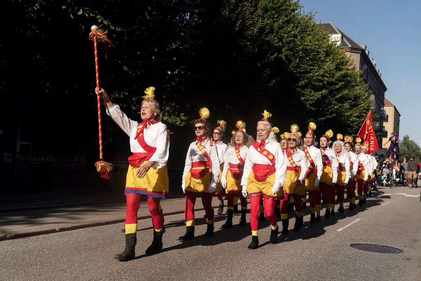 Helene Skov leder gruppen af mænd og kvinder bag hende i dagens parade, mens der ved siden af løber en kvinde og råber »højre, højre, højre«.