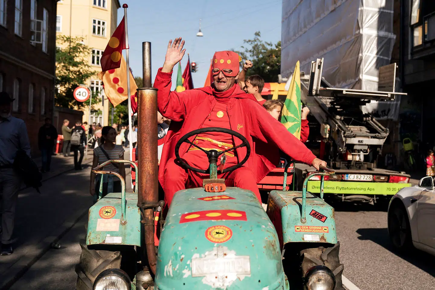 Ud over paradens gæster i alle aldre og udklædninger i alle afskygninger kørte flere forskellige køretøjer som traktorer med i marchen. Men også flere heste var en del af dagens lange parade.