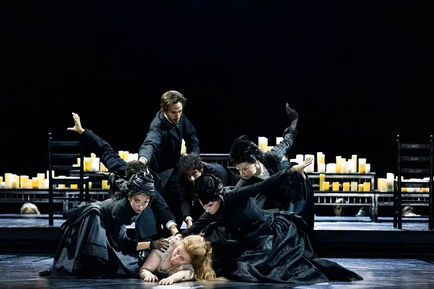 Operaen og Det Kongelige Teater skulle skamme sig. For hvornår er det blevet et »alment formål« at lukke Operaen for voksne? spørger Ditlev Tamm. Her foto fra Gounods »Faust« på Operaen, som Tamm forgæves forsøgte at komme ind og se.