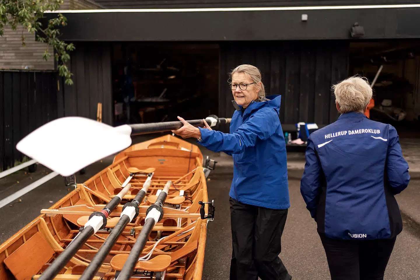 I Hellerup Dameroklub – verdens ældste dameroklub, forlyder det – fanger Berlingske Doris Veijby-Sørensen, der sammen med en gruppe på omkring ti er ved at pakke sammen efter en tur på vandet. Hvad siger de til Enhedslistens melding om, at de skal betale mere i skat?