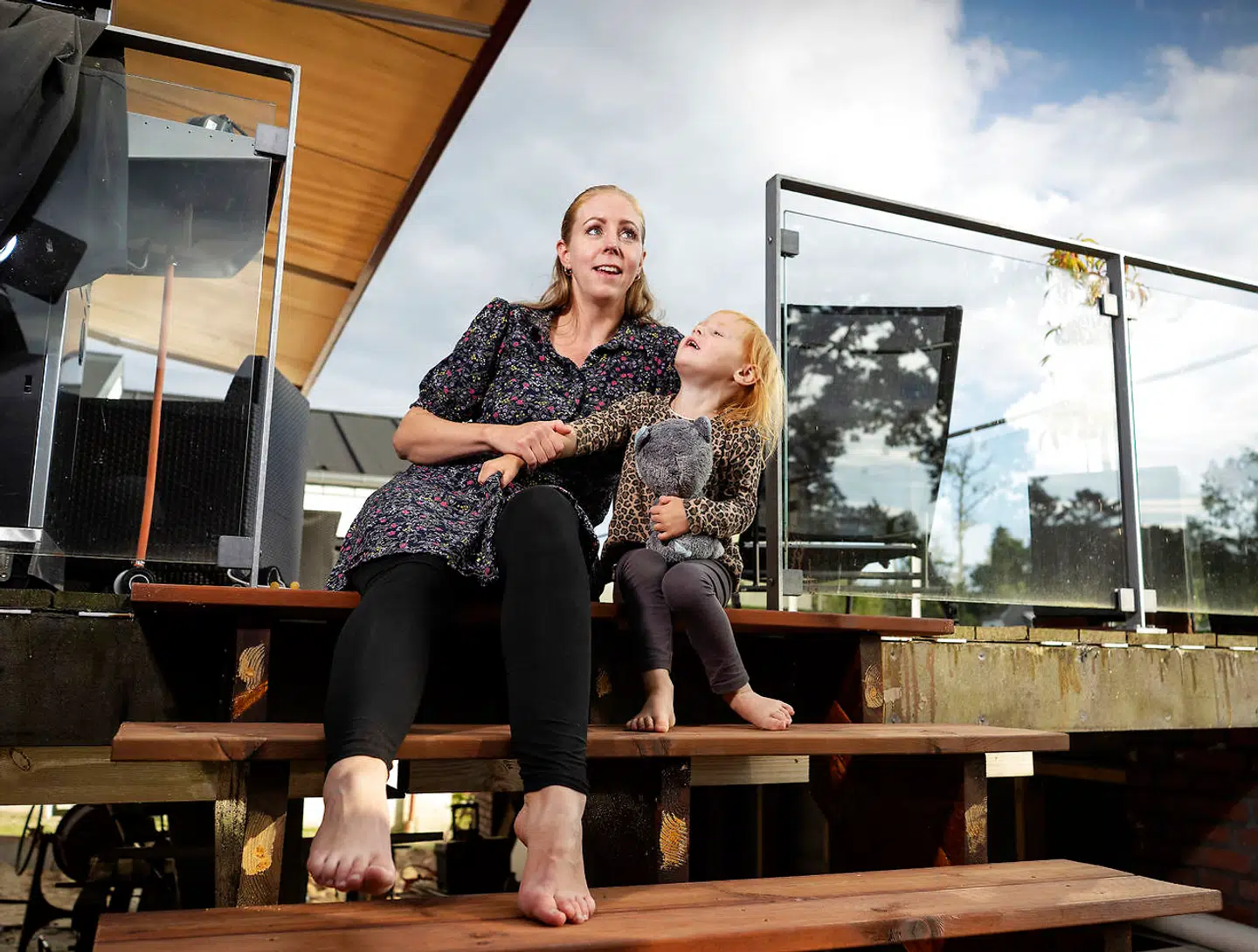 Til spørgsmålet om, hvorvidt Line Melgaard aldrig føler sig overvældet af de sociale medier, svarer hun: »Nej, så tapper jeg bare ud. Lader være at følge med eller unfollower. Slukker for medier. Jeg føler mig ikke forpligtet til at skulle følge alle debatter og alle de kloge inden for børneopdragelse.«