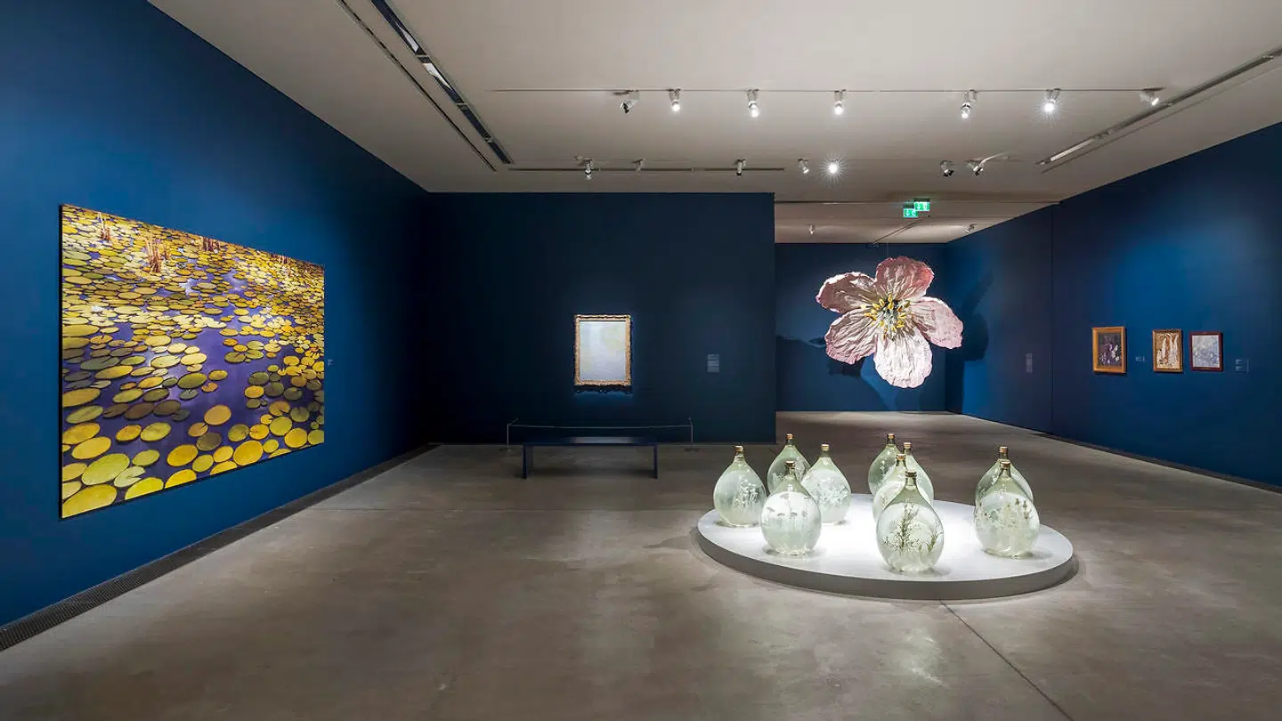 Installationsfoto fra udstillingen »Blomsten i kunsten« på Arken.