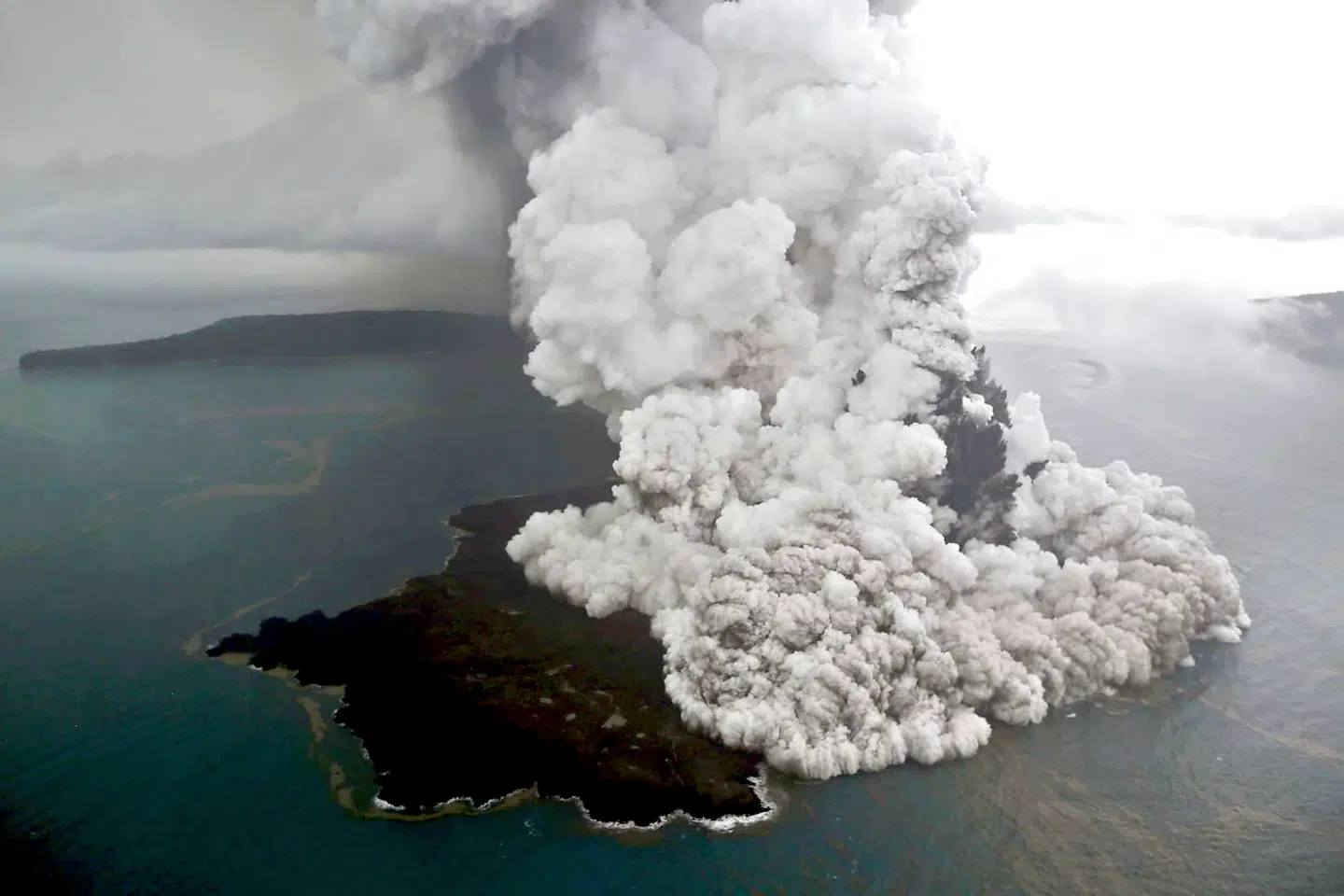 I december 2018 styrtede en af flankerne på den indonesiske vulkanø Anak Krakatau sammen under et eksplosivt vulkanudbrud. Det udløste en voldsom tsunami, som tog livet af over 400 mennesker.