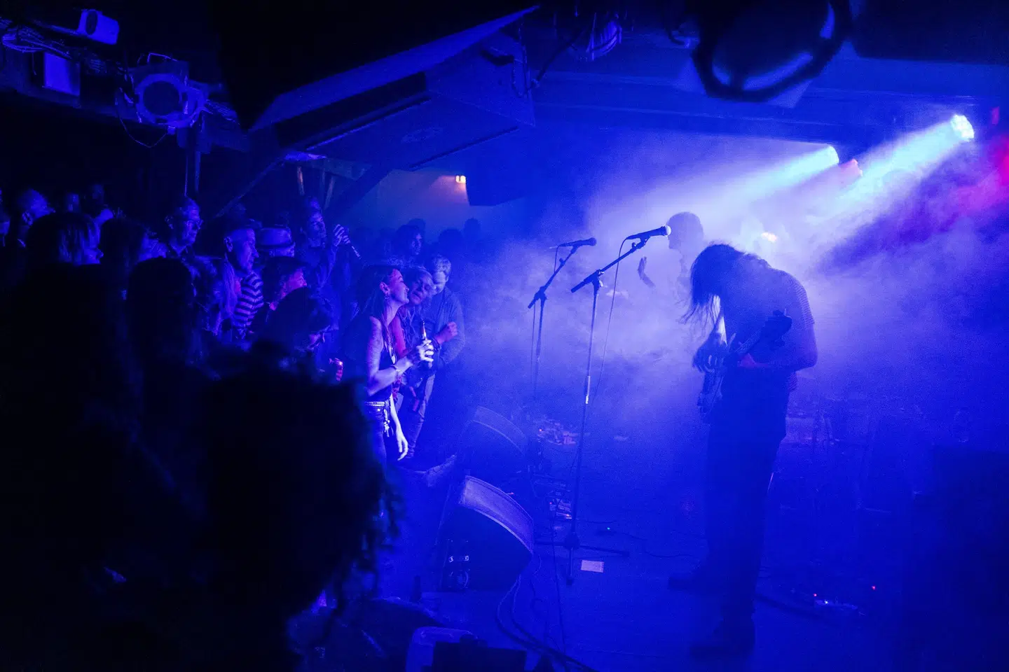 Røgen bølger til koncert på Christiania med The Mystery Lights. Foto: Jens Raadal
