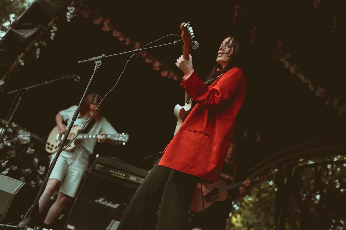 Også en ny generation af rockstjerner gæster Christiania, heriblandt 2021s brandvarme navn, Brimheim, der her spiller til »Frigjort Festival« på Christianias »Prærien«-område. Foto: Niclas Bjerre Hawkesworth