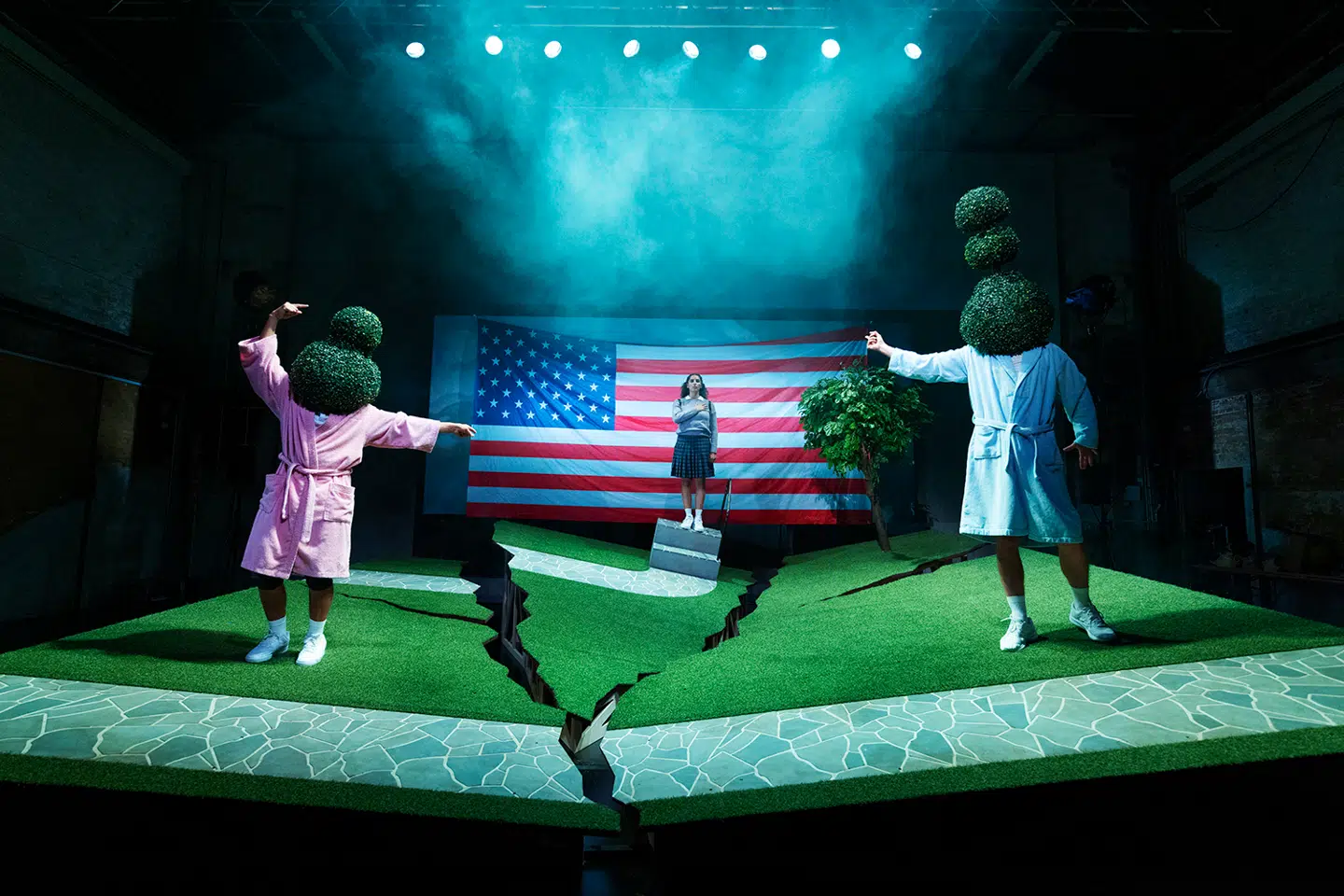 »I pledge allegiance to the flag...«: Esther prøver med alle midler at blive en del af den patriotiske flok, selvom hun er dansker.