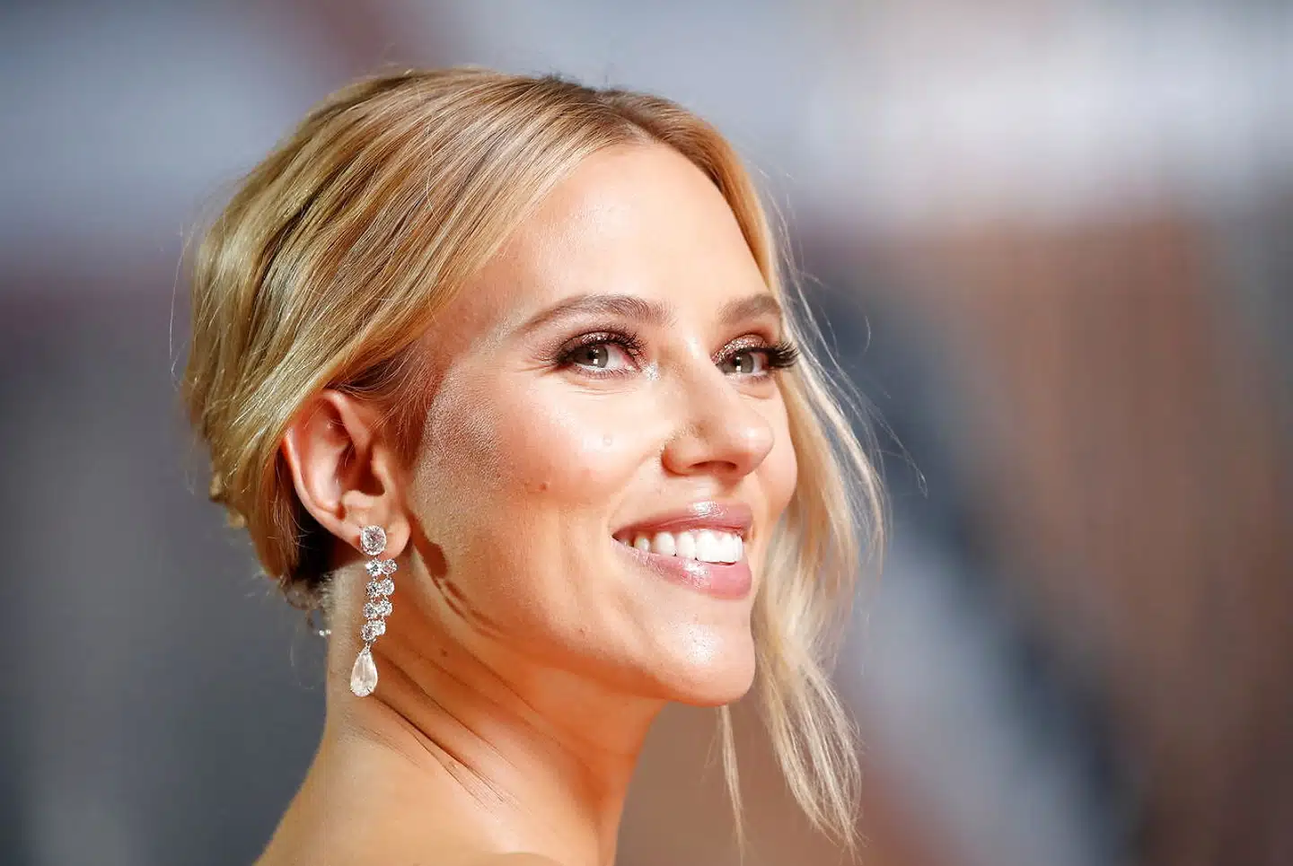 Skuespilleren Scarlett Johansson sagsøgte for nylig Disney, fordi hun mener, at Disney snød hende for hendes andel af billetindtægterne ved at sende filmen »Black Widow« ud på Disney+, samtidig med at filmen kom i biografen.