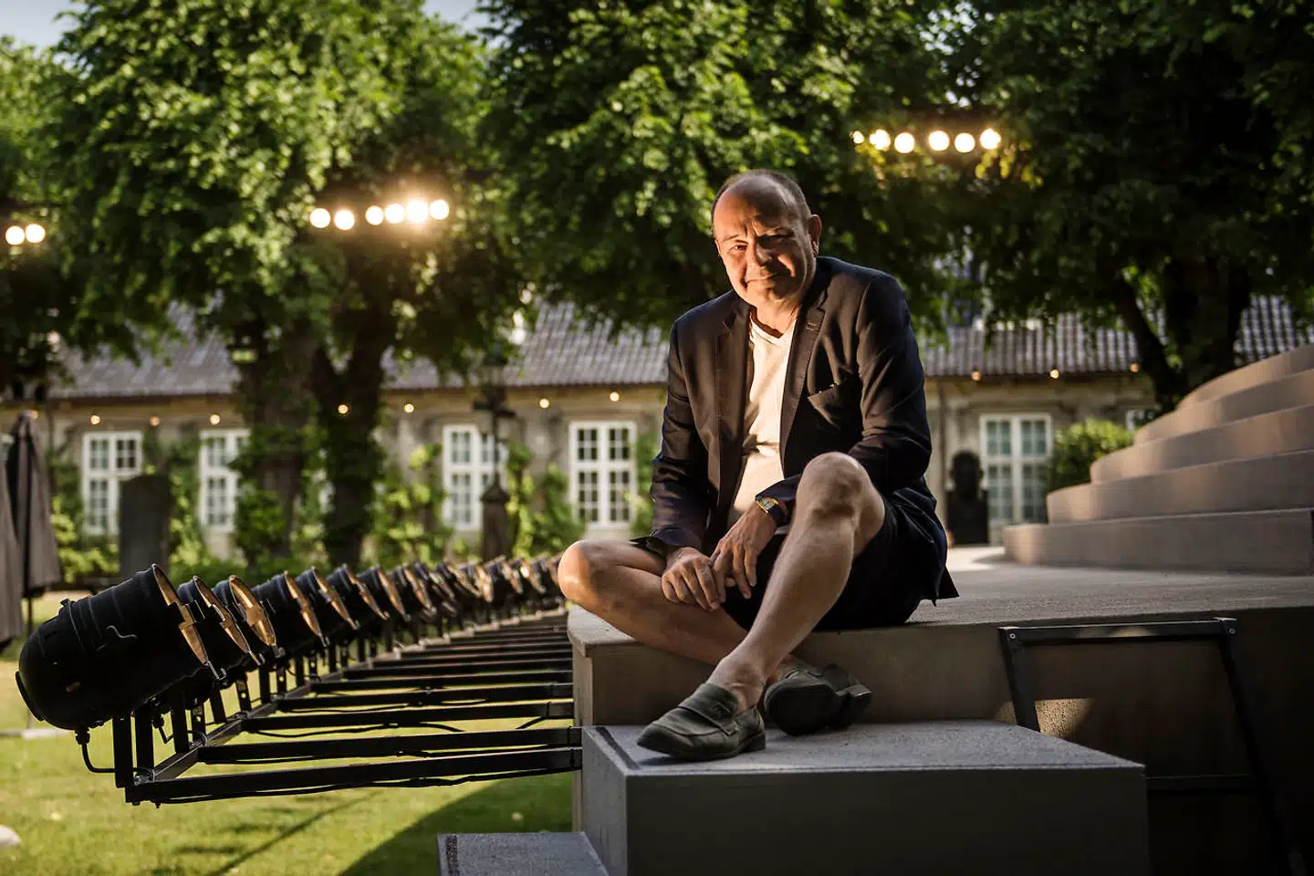 Teaterchef Steen Stig Lommer i Grønnegården, som den så ud, da teatret spillede i museumshaven.