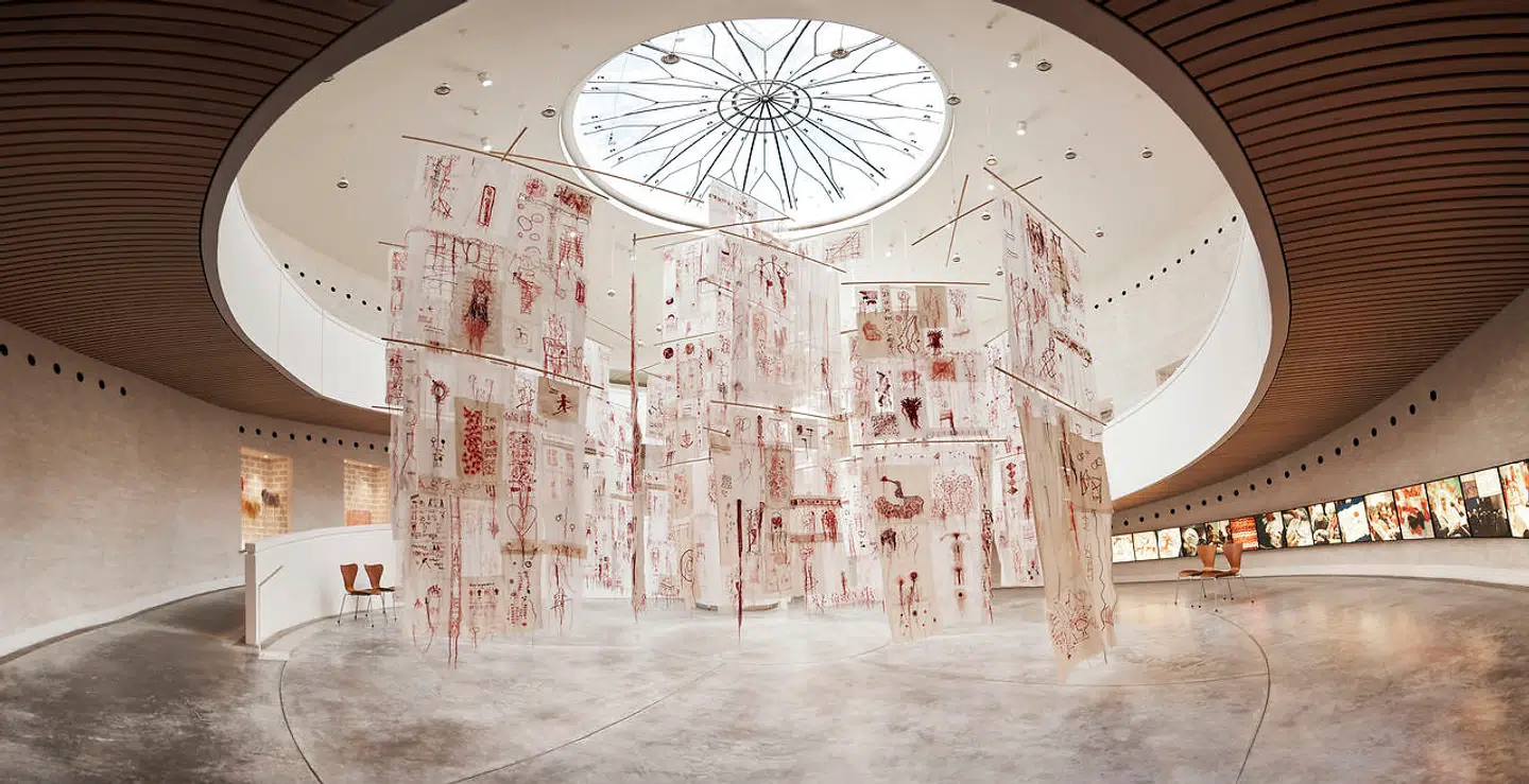 På Trapholt kan man for tiden se udstillingen »Grænseløse sting«, hvor tekstilkunstneren Iben Høj sammen med 778 borgere fra Danmark og Nordtyskland aktualiserer genforeningen mellem Nordslesvig og Danmark, der i 2020 fejrede 100 års jubilæum.