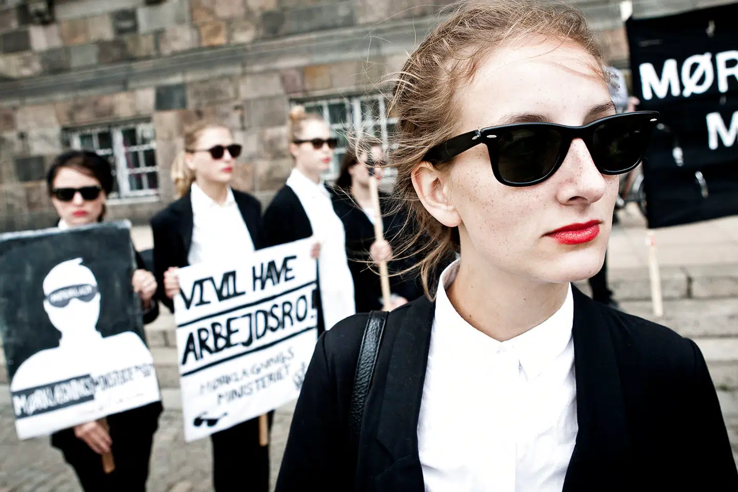 Som led i bestræbelserne på at forhindre korruption kunne man reformere offentlighedsloven, der mørklægger indsigt i statens beslutninger og forhindrer informeret debat, som ellers er grundlaget for aktivt medborgerskab, mener Morten Koch Andersen. Her demonstrerer kritikere af offentlighedsloven, som de også kalder for »mørklægningsloven«, ved Christiansborg i 2013, hvor loven blev vedtaget.