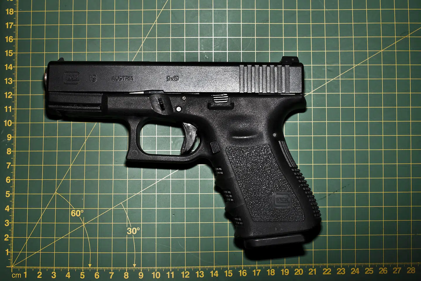 En ægte beslaglagt Glock-pistol på Rigspolitiets tekniske afdeling i Vanløse. Ifølge vicepolitiinspektør hos Særlig Efterforskning Øst Torben Henriksen skal man i mange tilfælde være »noget af en kender« for at se forskel på en omdannet gas- eller signalpistol og et originalt skydevåben.