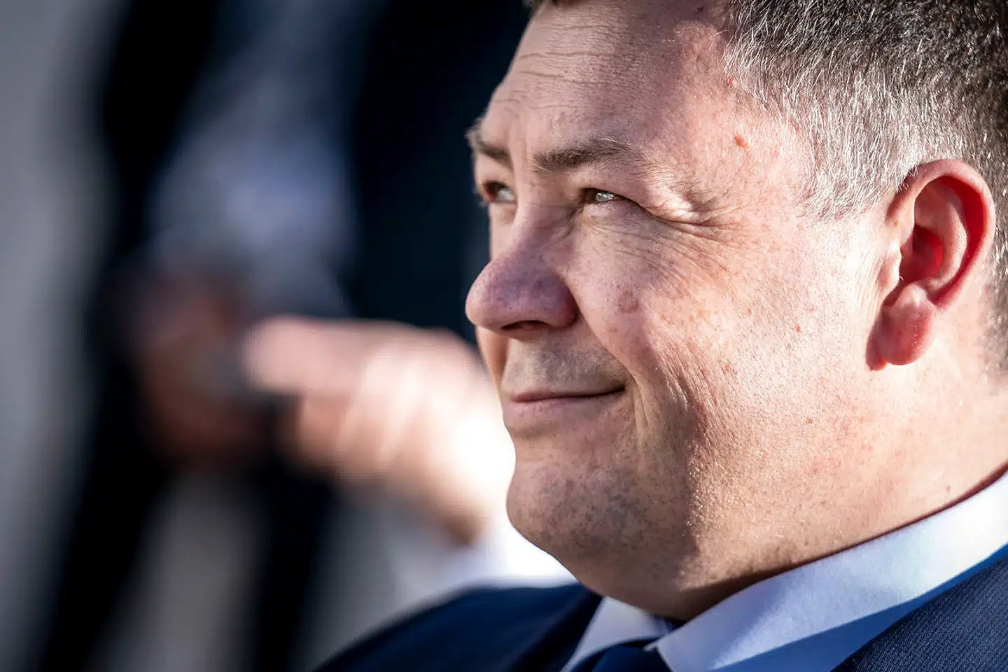 Hvis vi uimodsagt lader populister som landsstyremedlemmet for udenrigsanliggender, Pele Broberg, sprede sin propaganda, vil den grønlandske befolkning tro på den og blive revet fra Danmark på baggrund af løgne, mener Rasmus Jarlov.