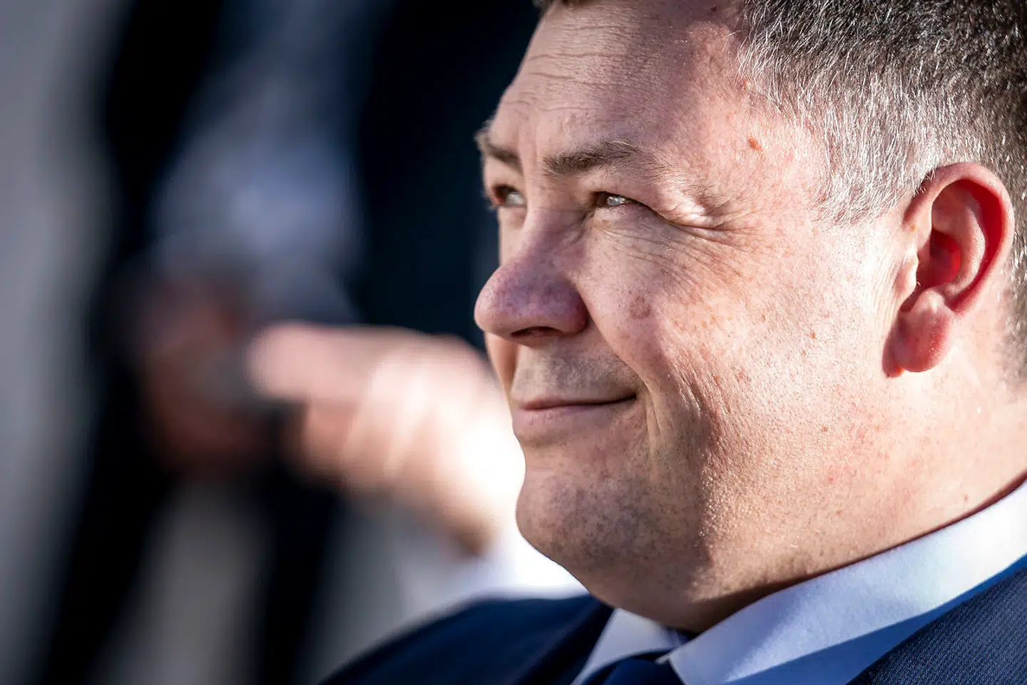 Hvis vi uimodsagt lader populister som landsstyremedlemmet for udenrigsanliggender, Pele Broberg, sprede sin propaganda, vil den grønlandske befolkning tro på den og blive revet fra Danmark på baggrund af løgne, mener Rasmus Jarlov.